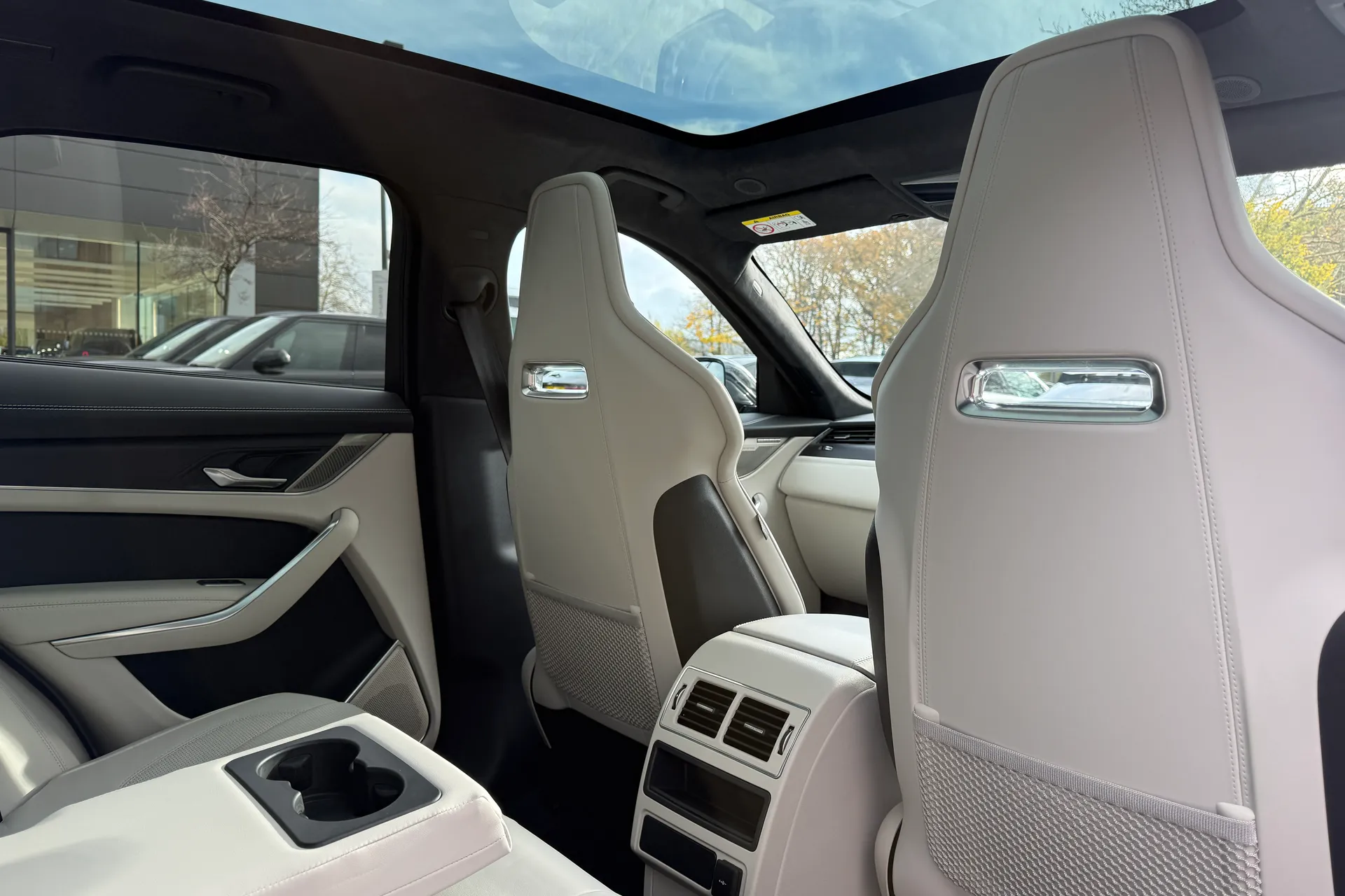 Jaguar F-PACE thumbnail image number 37