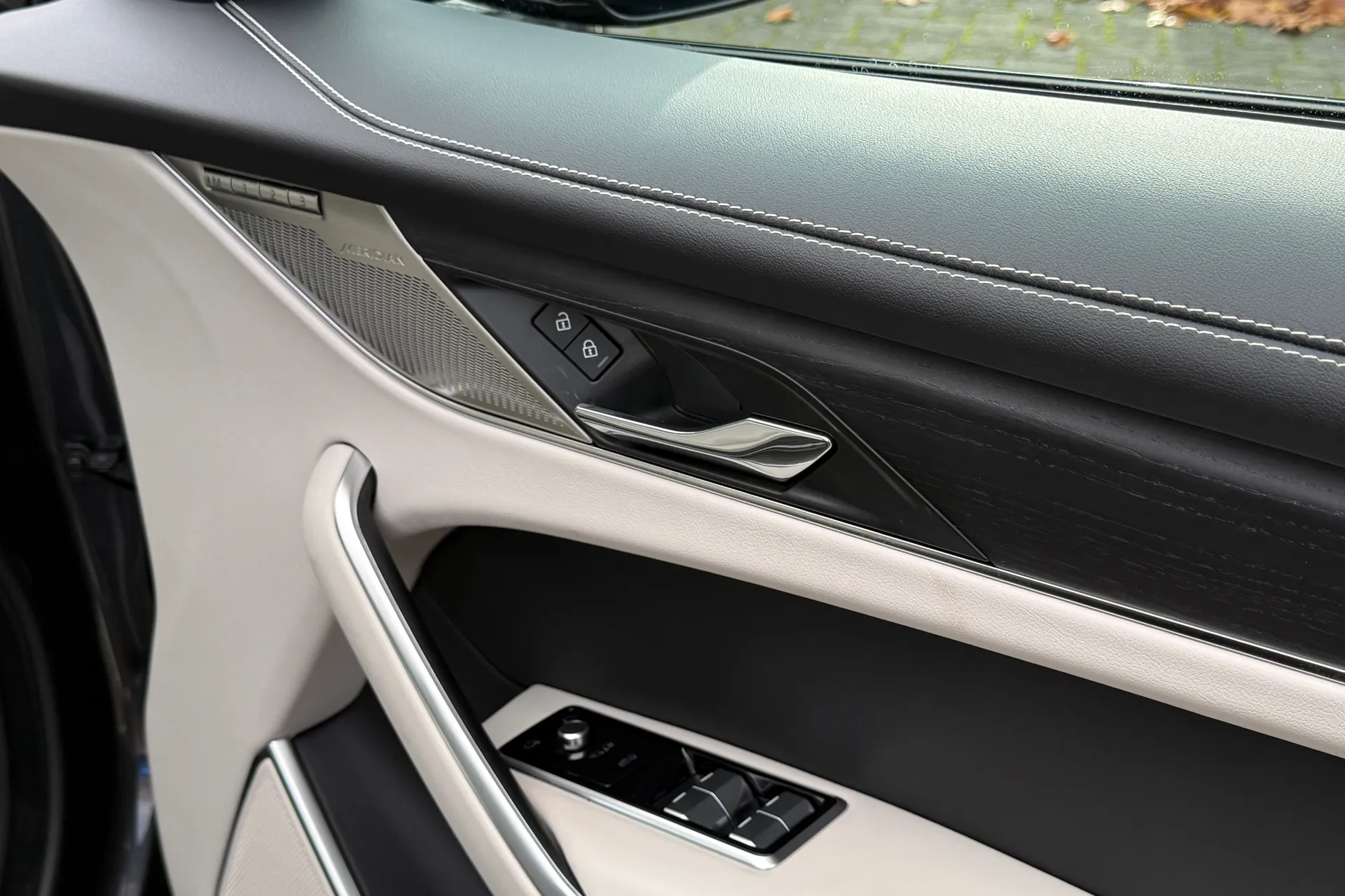 Jaguar F-PACE thumbnail image number 23