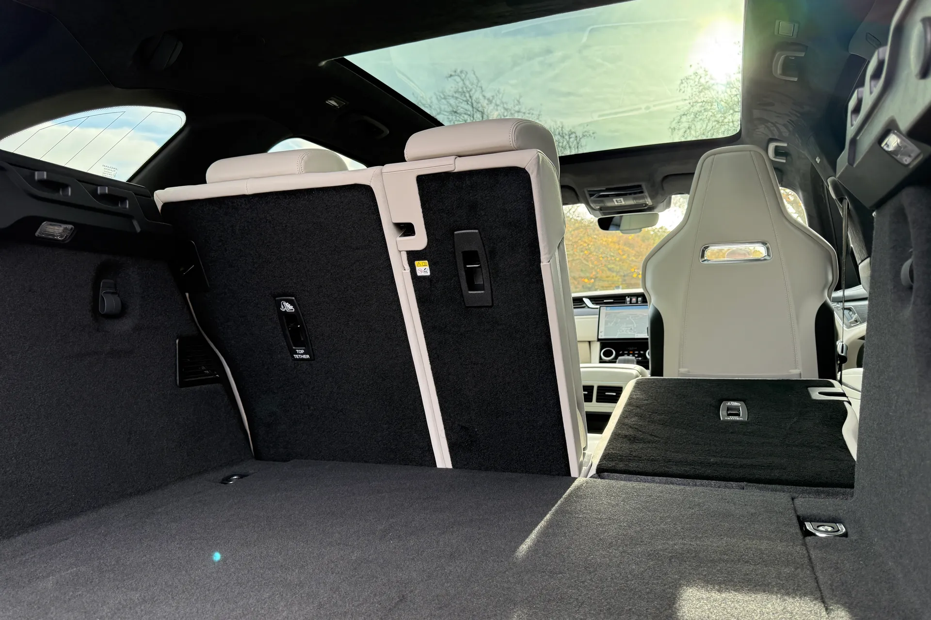 Jaguar F-PACE thumbnail image number 34