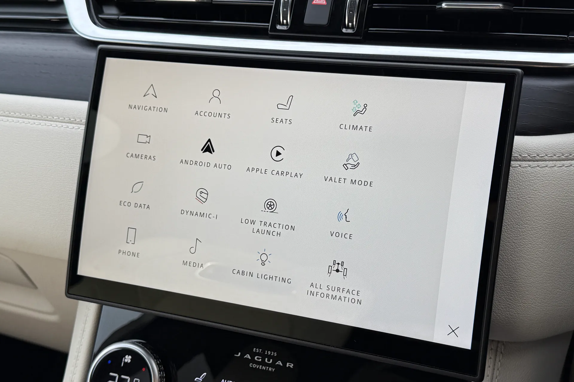 Jaguar F-PACE thumbnail image number 28