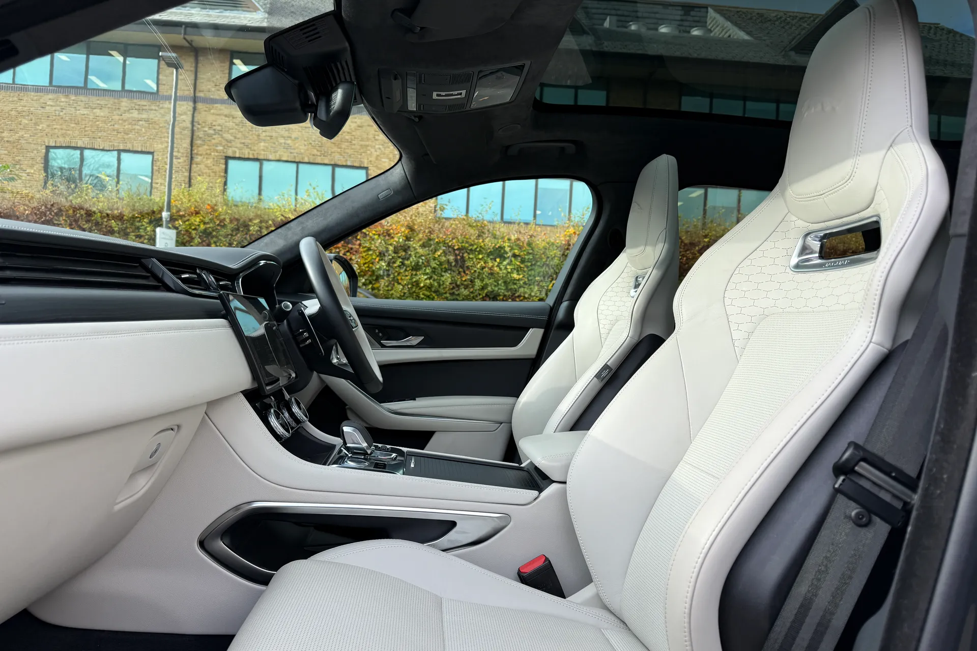 Jaguar F-PACE thumbnail image number 43