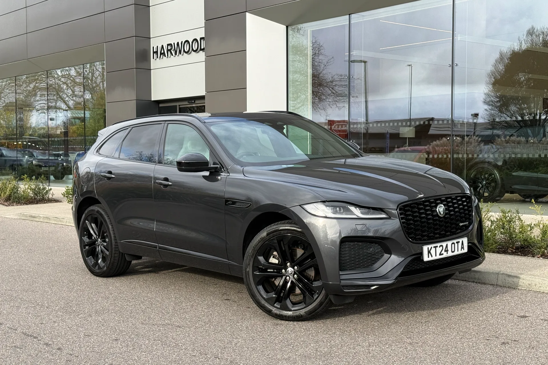 Jaguar F-PACE thumbnail image number 2