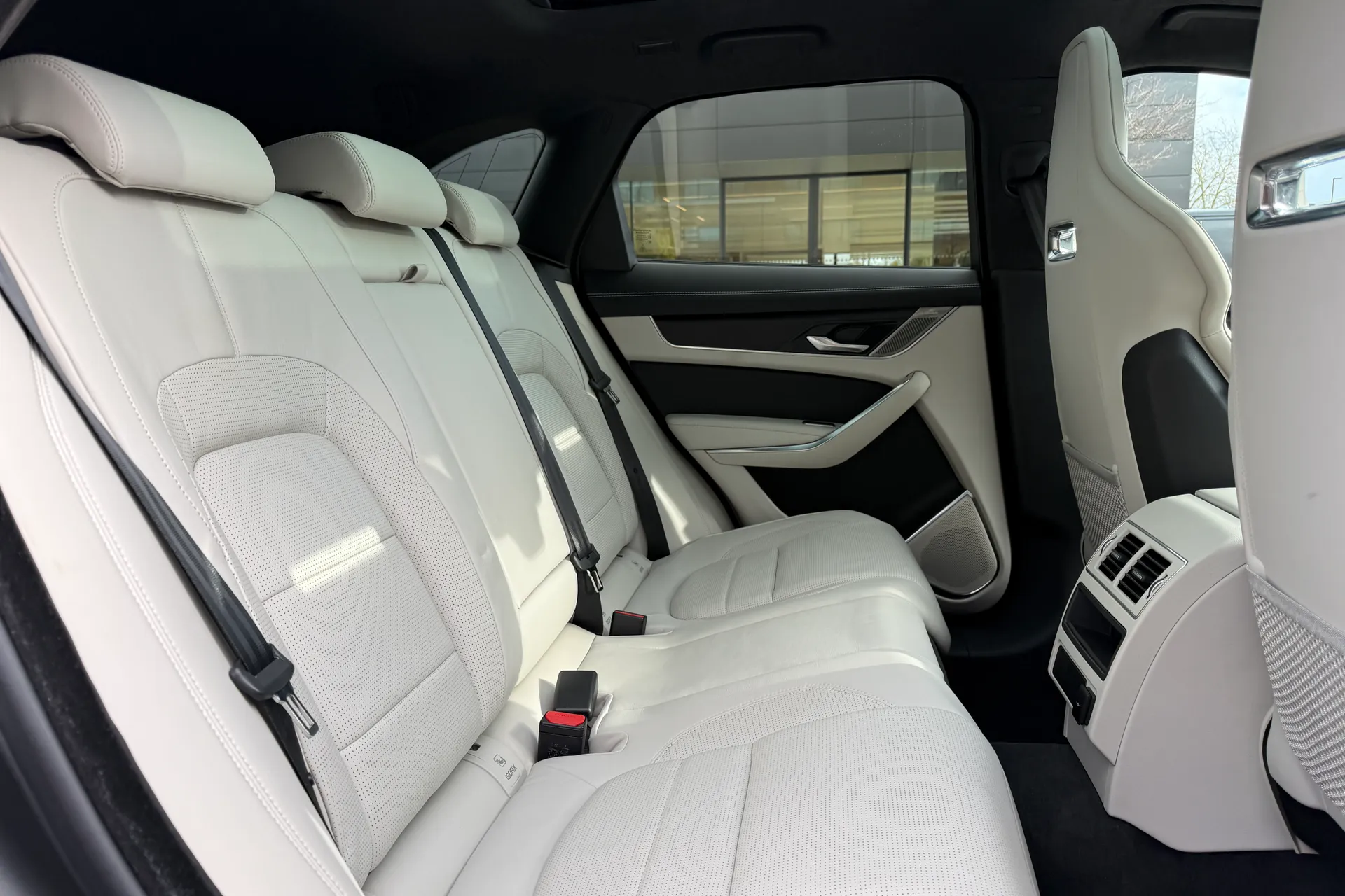 Jaguar F-PACE thumbnail image number 35