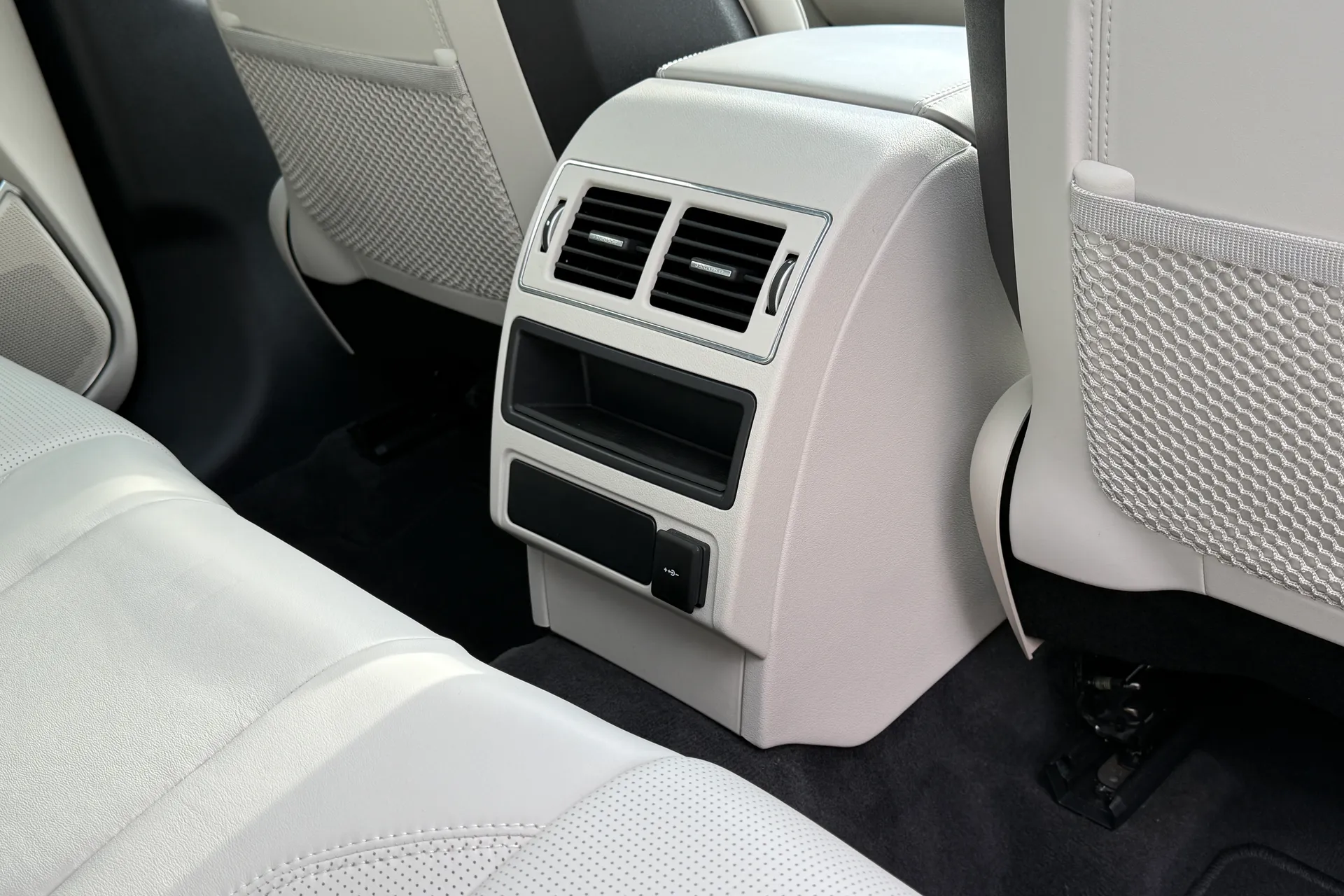 Jaguar F-PACE thumbnail image number 38