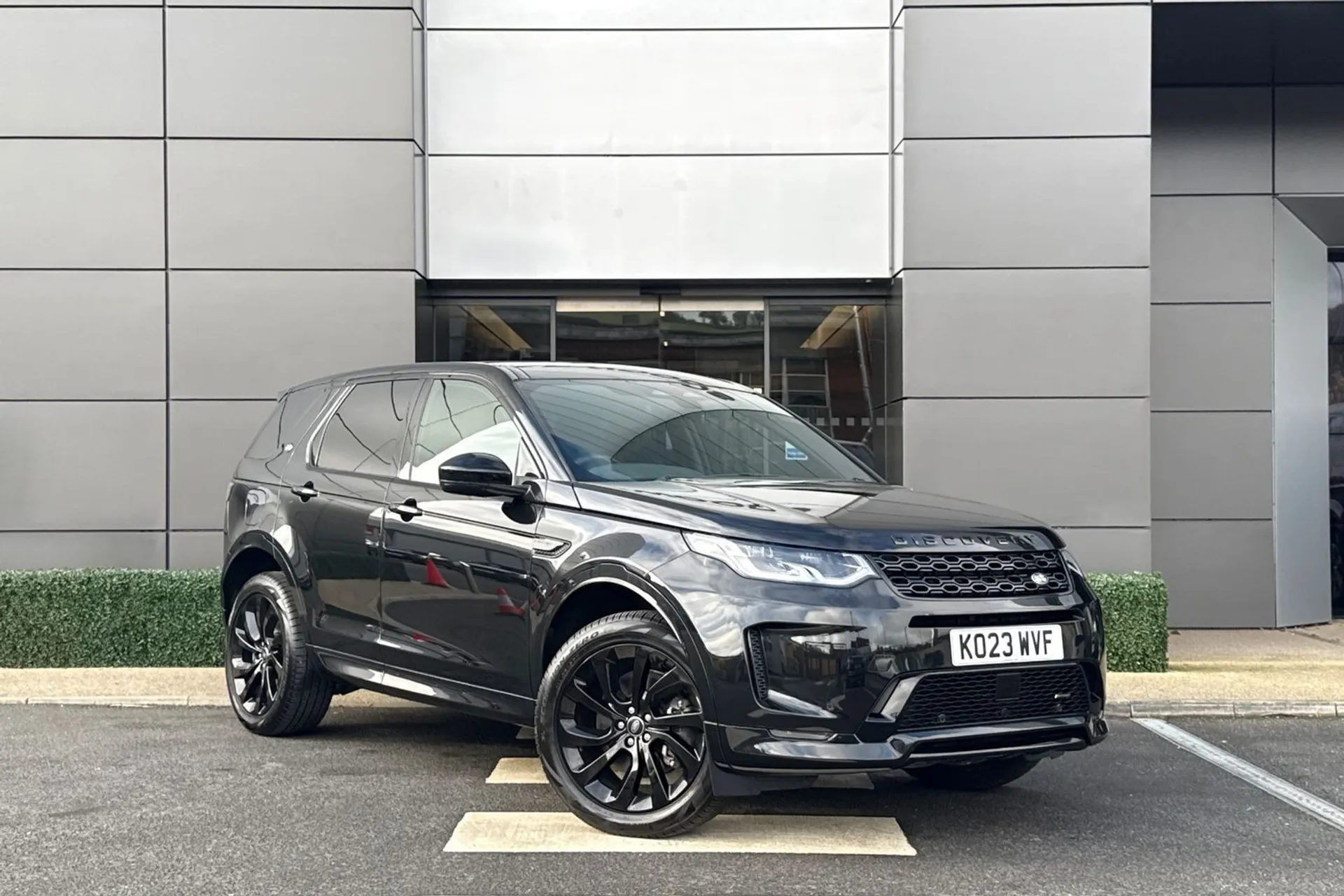 LAND ROVER DISCOVERY SPORT focused image