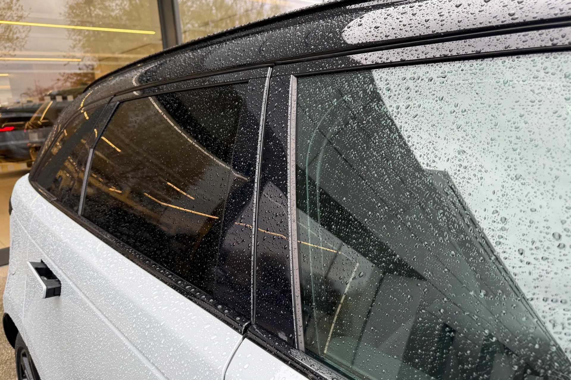 LAND ROVER RANGE ROVER VELAR thumbnail image number 24