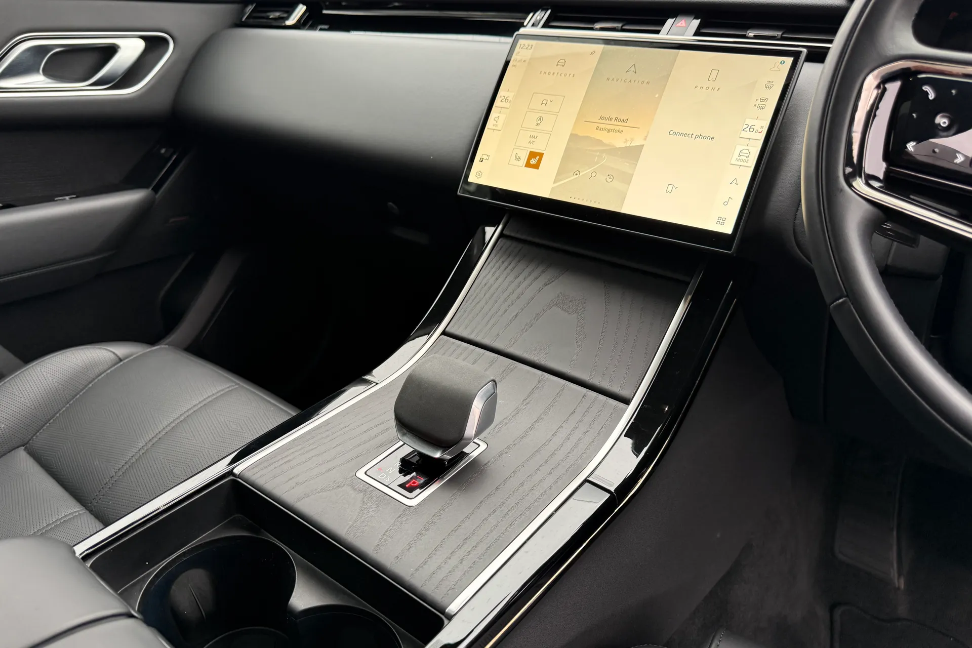 LAND ROVER RANGE ROVER VELAR thumbnail image number 19