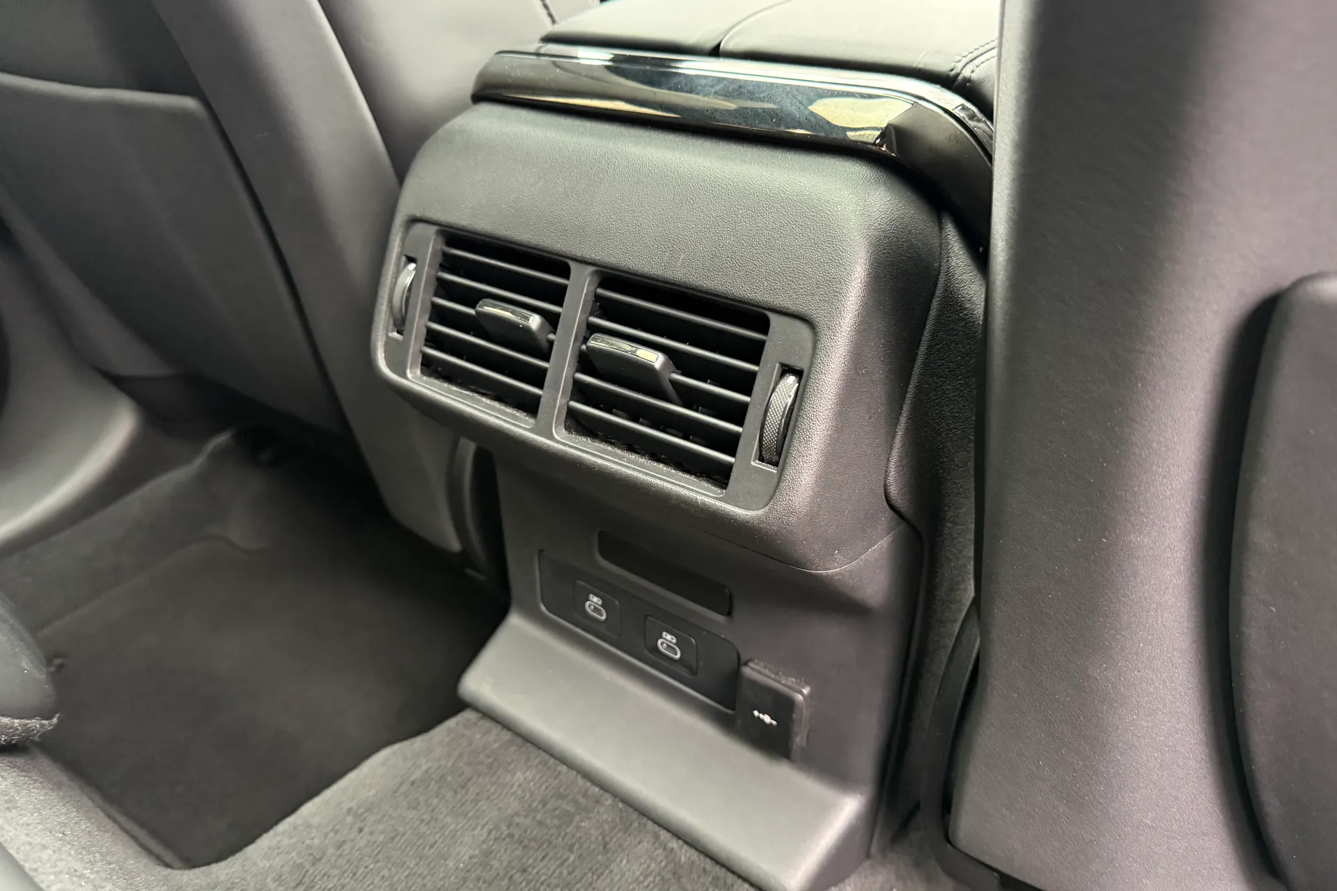 LAND ROVER RANGE ROVER VELAR thumbnail image number 34