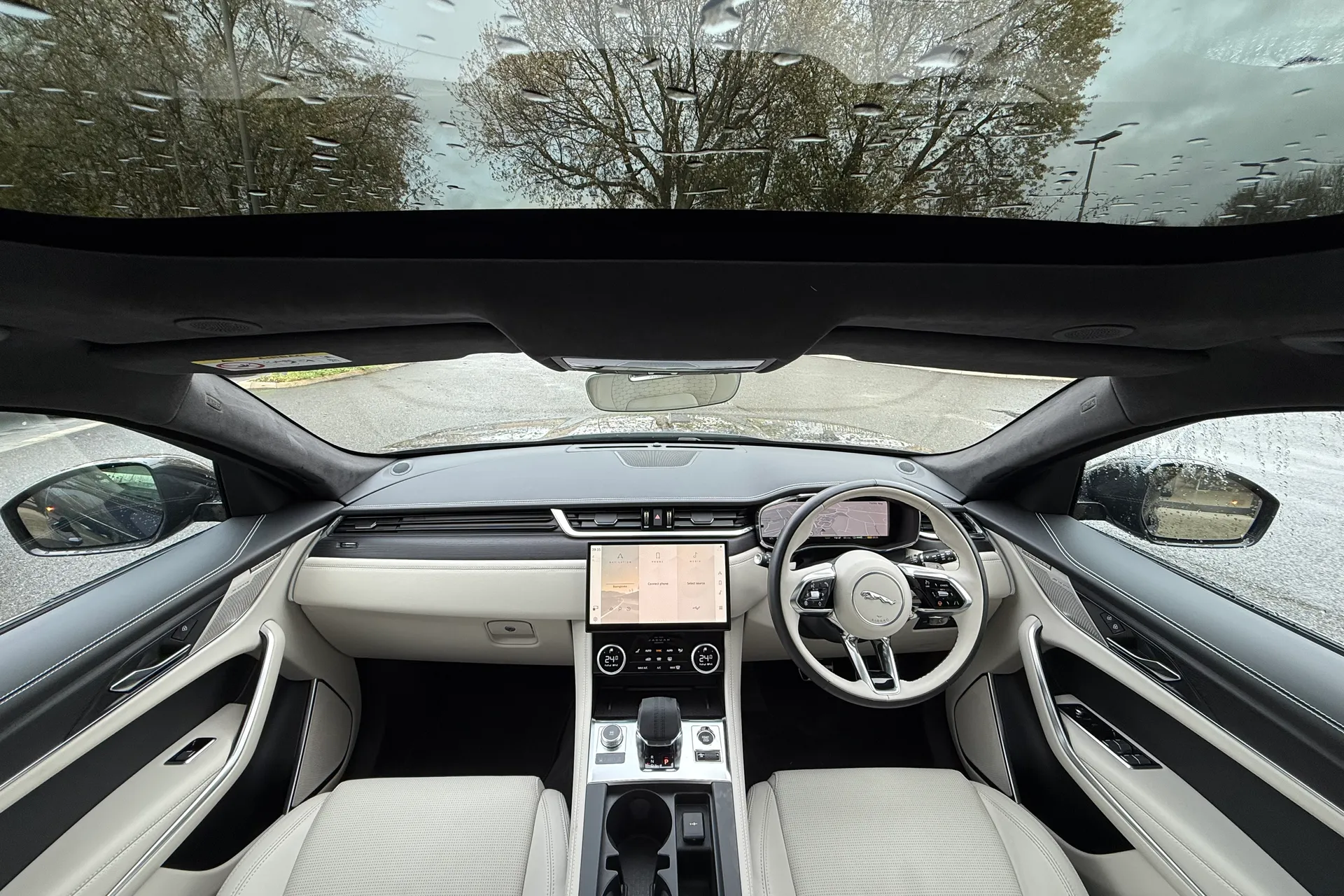 Jaguar F-PACE thumbnail image number 3