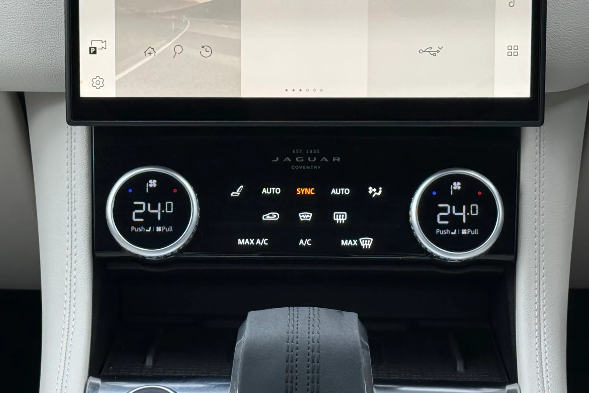 Jaguar F-PACE thumbnail image number 15