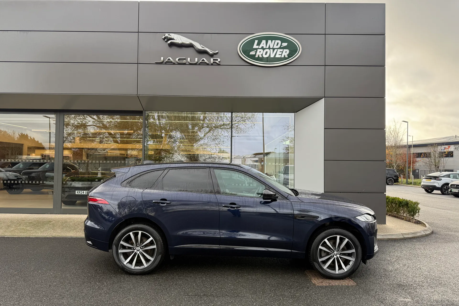 Jaguar F-PACE thumbnail image number 2