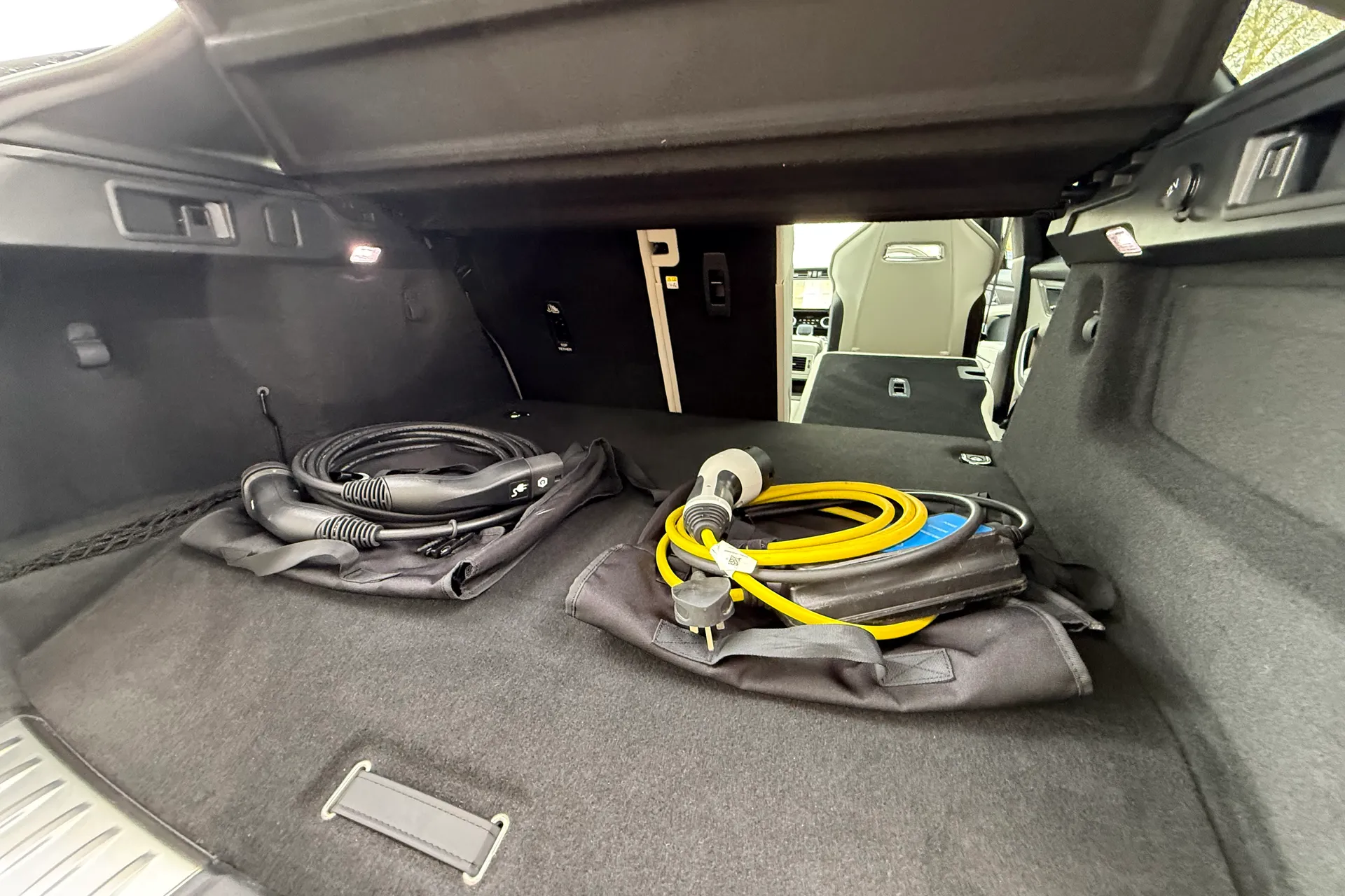 Jaguar F-PACE thumbnail image number 38