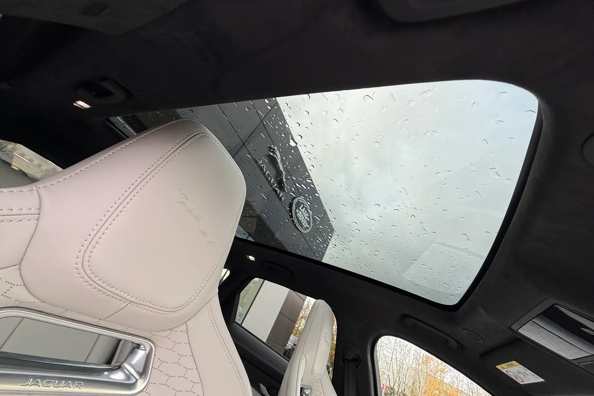 Jaguar F-PACE thumbnail image number 34