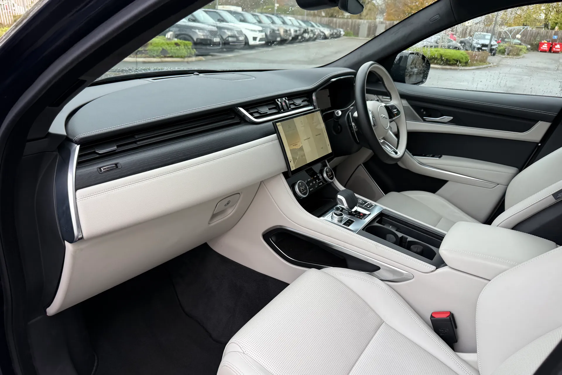 Jaguar F-PACE thumbnail image number 46