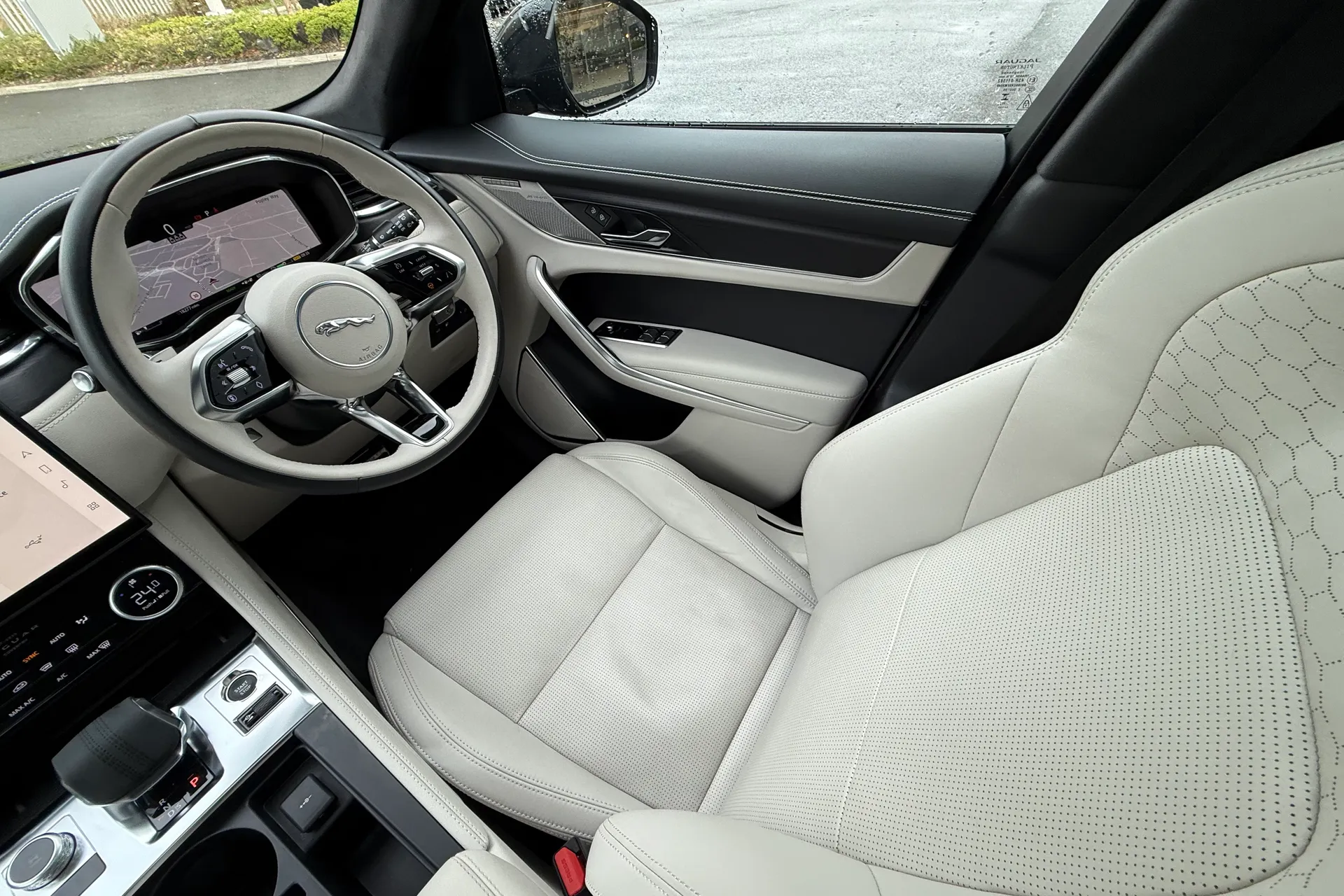 Jaguar F-PACE thumbnail image number 12