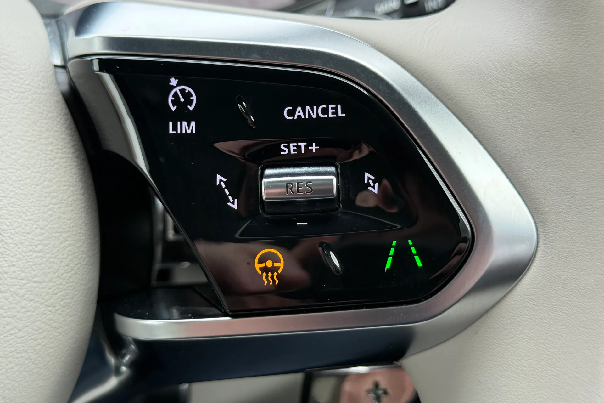 Jaguar F-PACE thumbnail image number 26