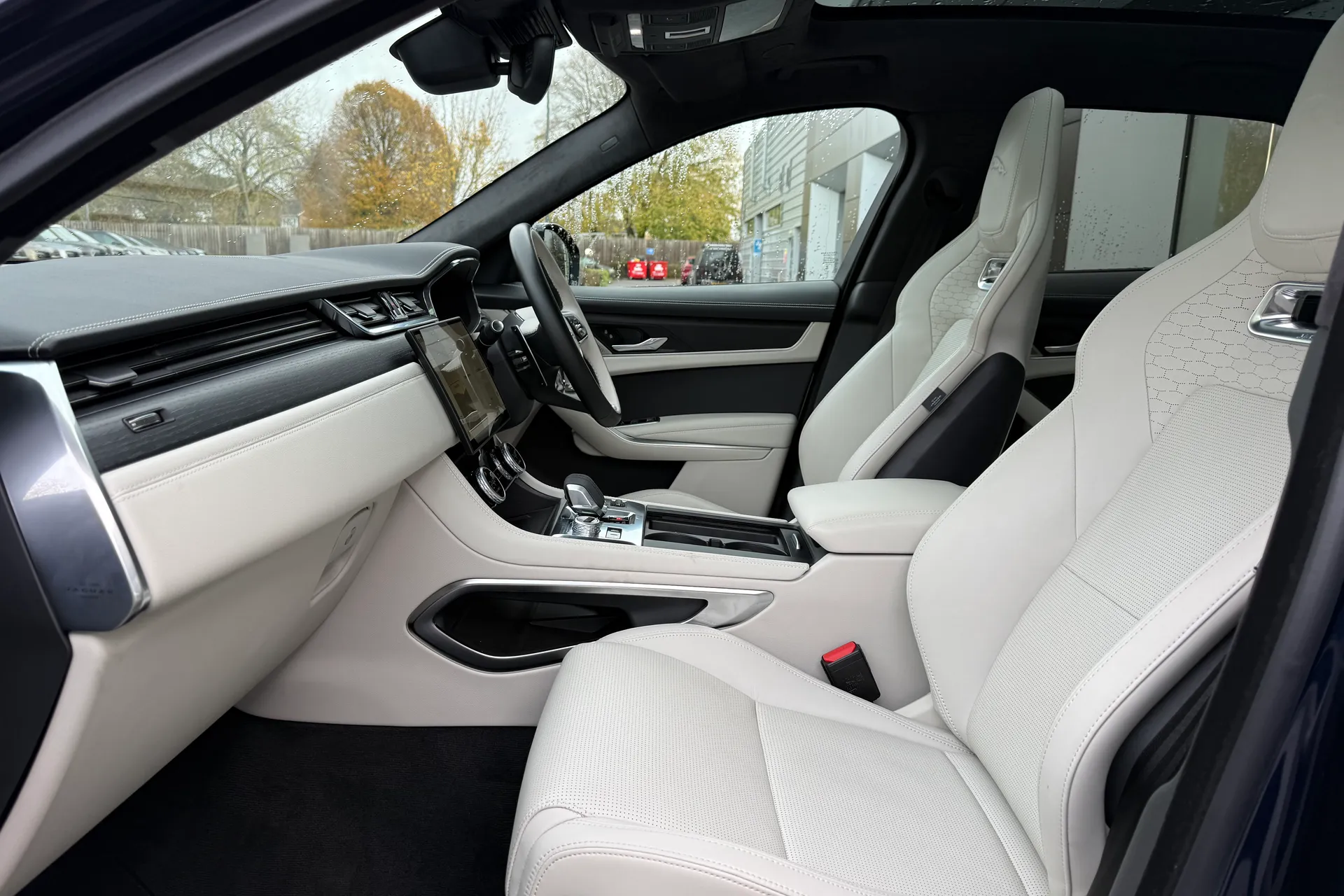 Jaguar F-PACE thumbnail image number 9