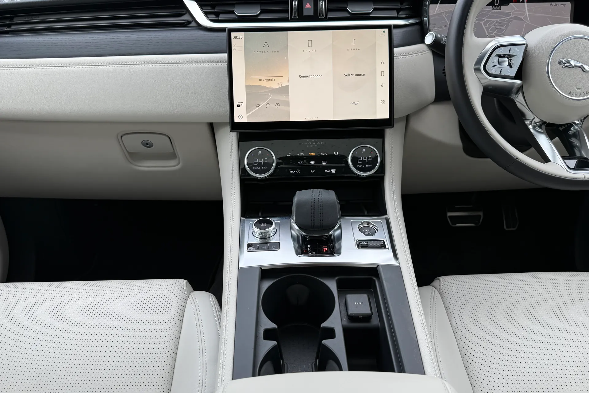 Jaguar F-PACE thumbnail image number 14