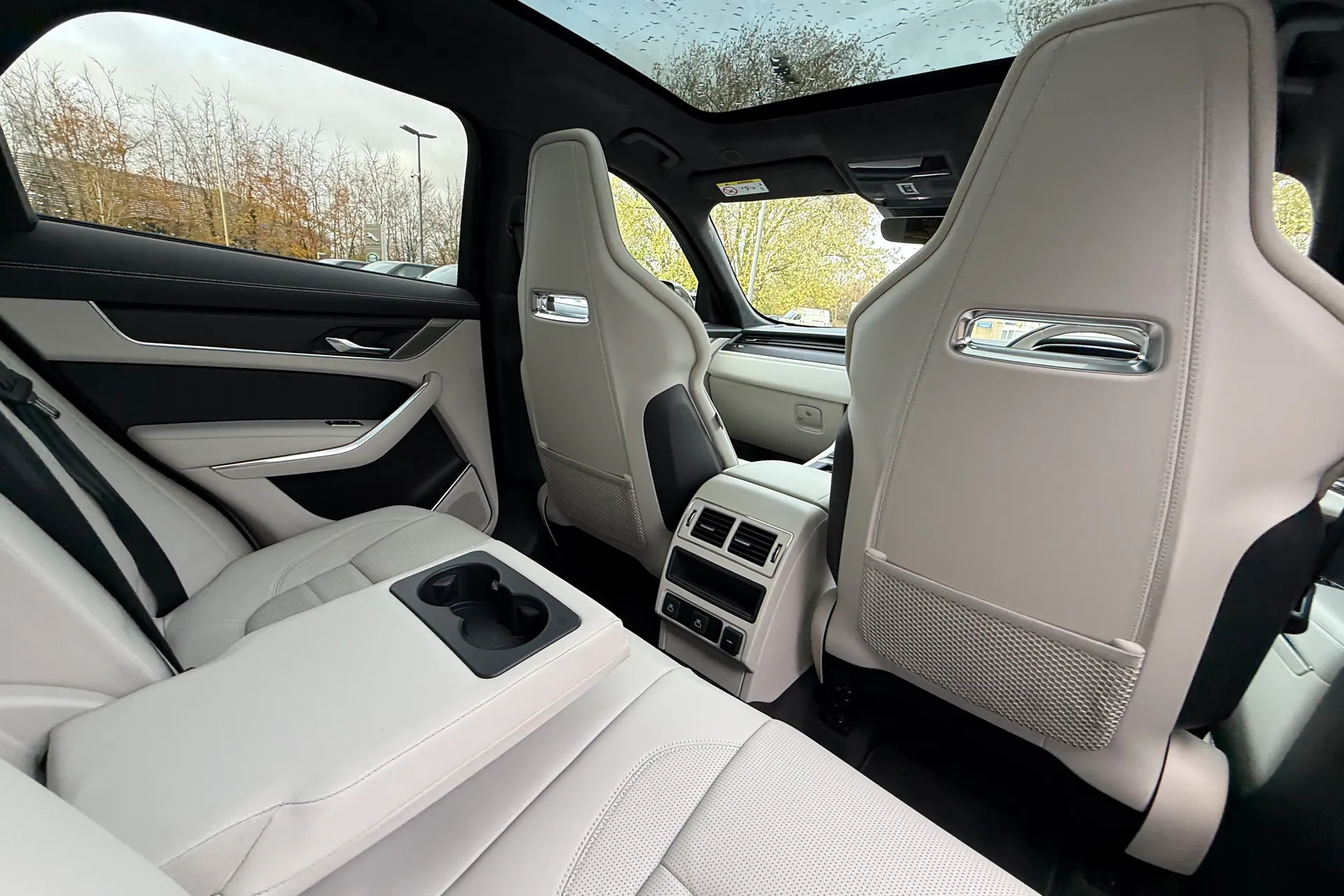 Jaguar F-PACE thumbnail image number 41