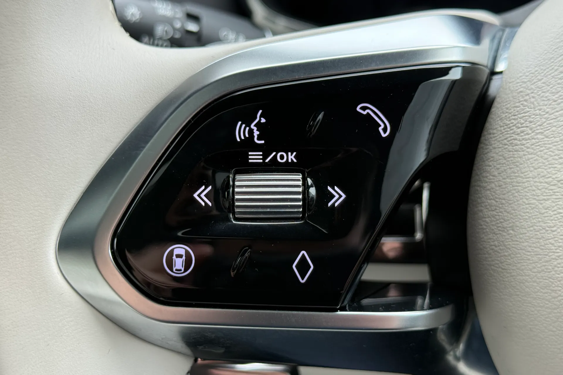 Jaguar F-PACE thumbnail image number 24