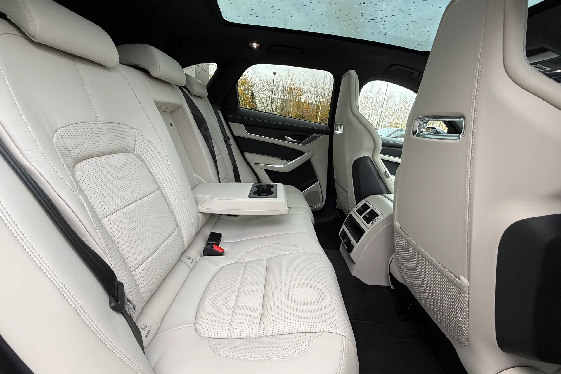 Jaguar F-PACE thumbnail image number 39