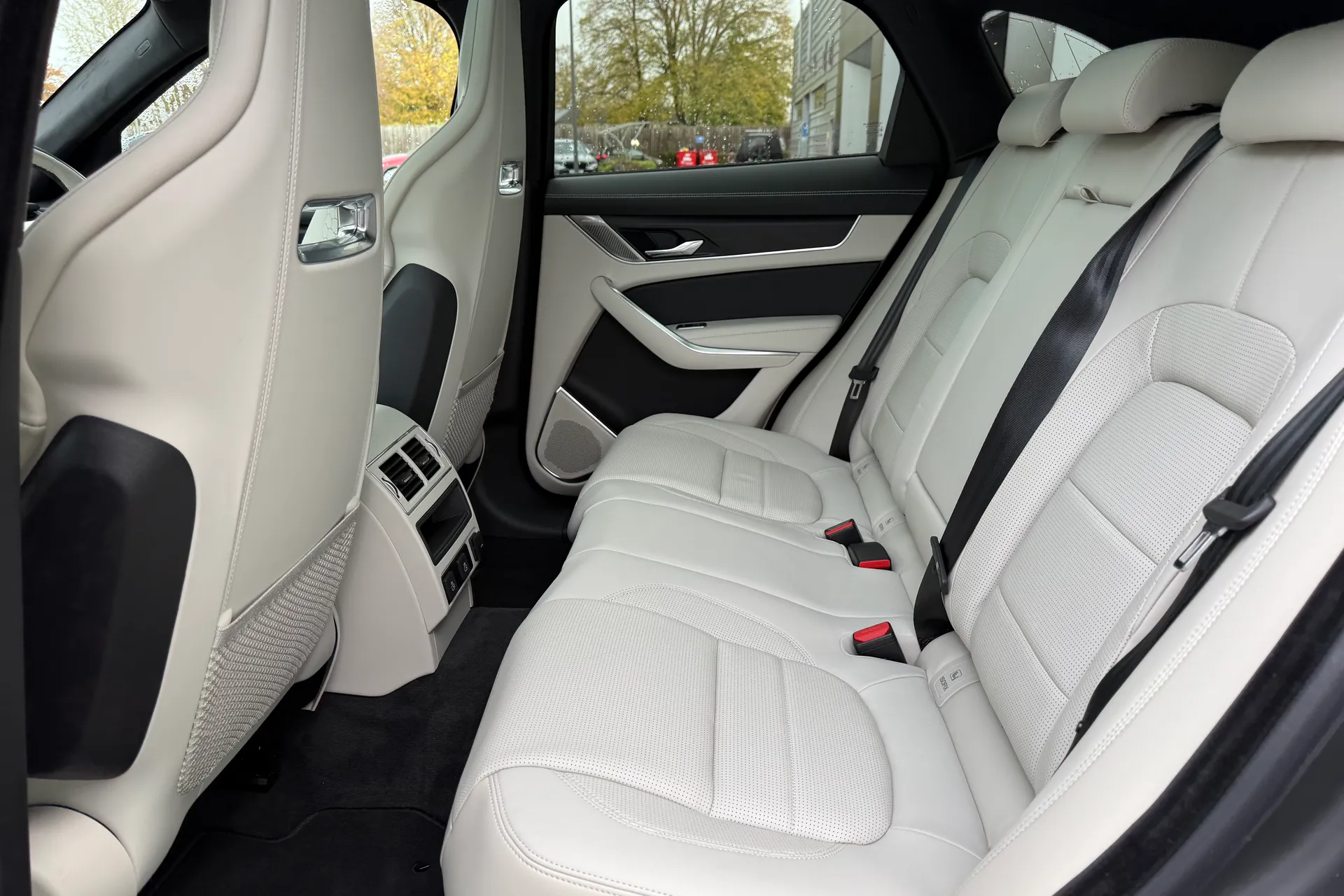 Jaguar F-PACE thumbnail image number 47