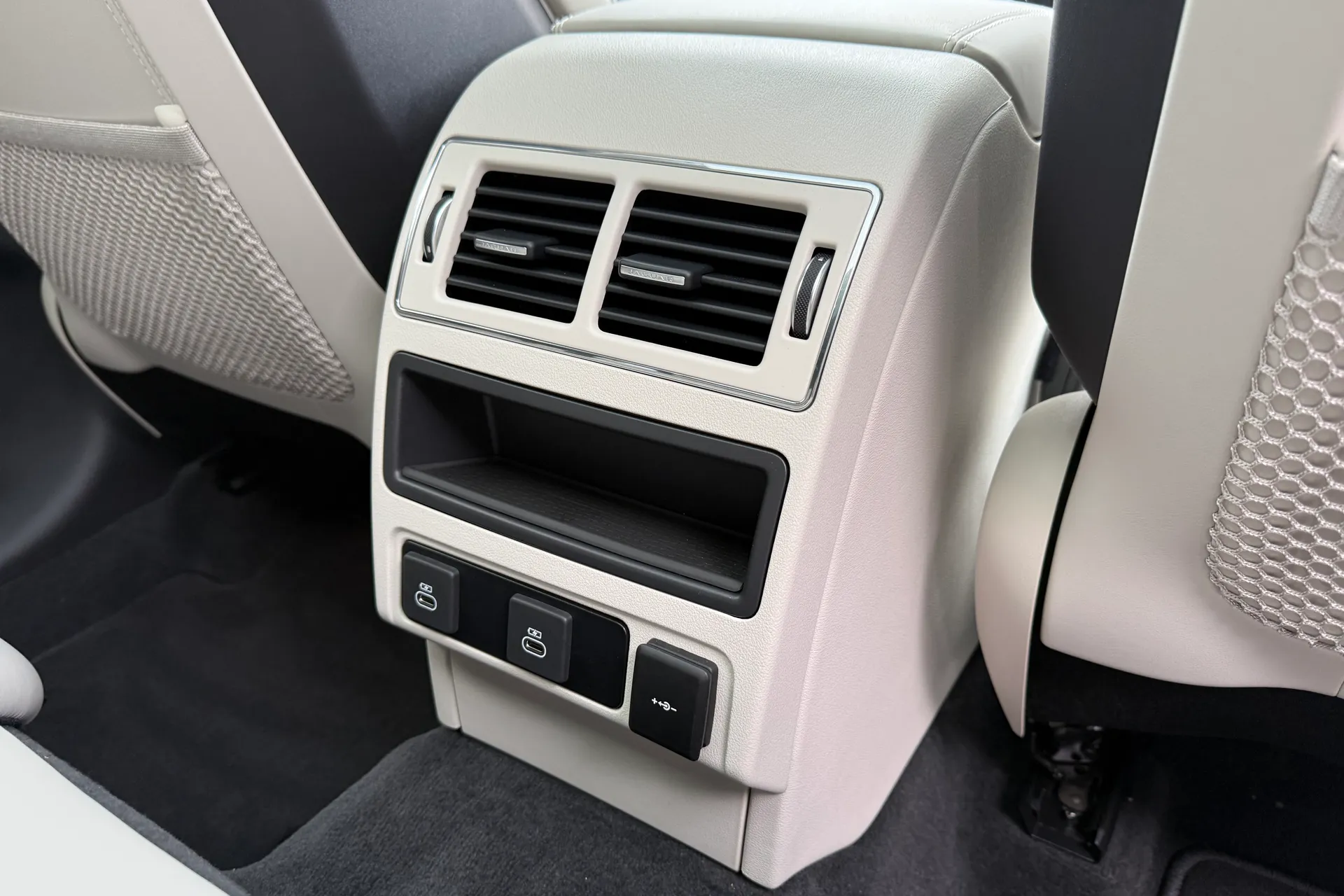 Jaguar F-PACE thumbnail image number 33