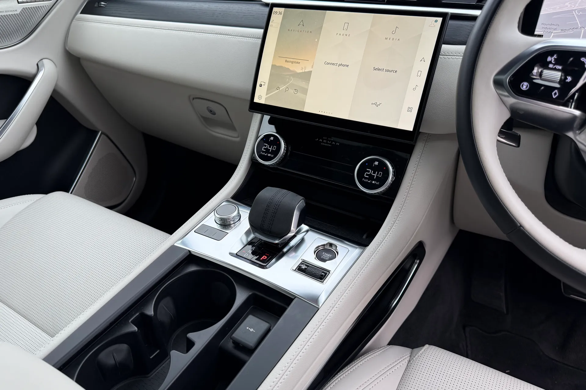 Jaguar F-PACE thumbnail image number 18