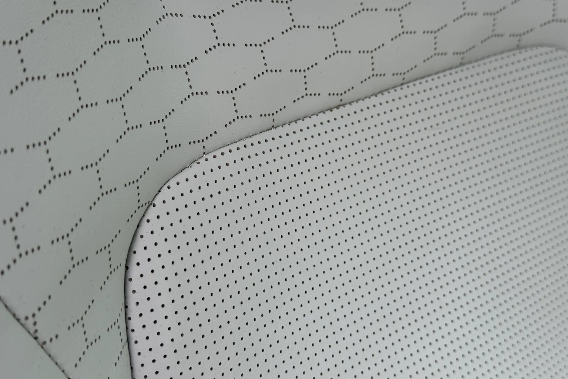 Jaguar F-PACE thumbnail image number 32