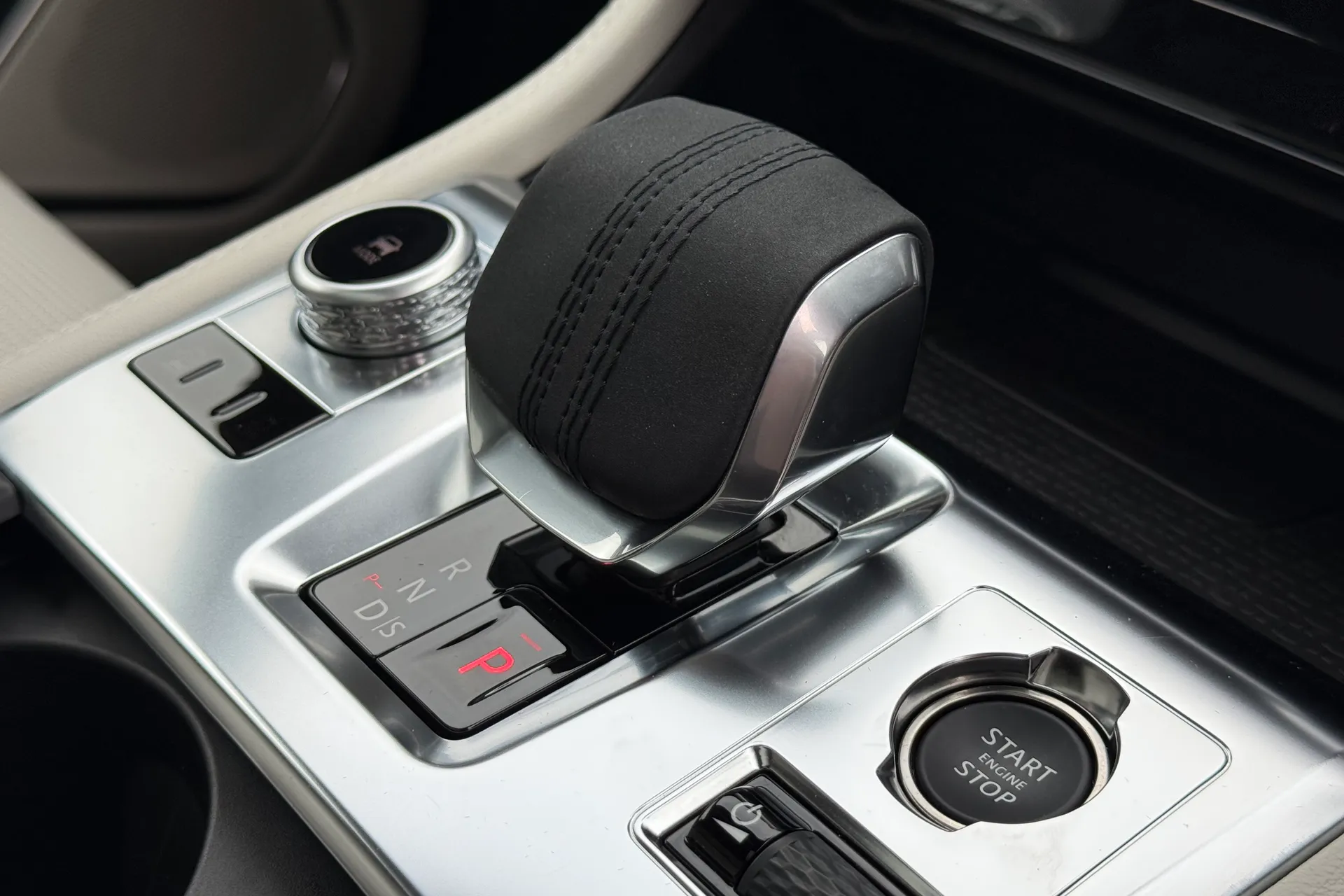 Jaguar F-PACE thumbnail image number 19