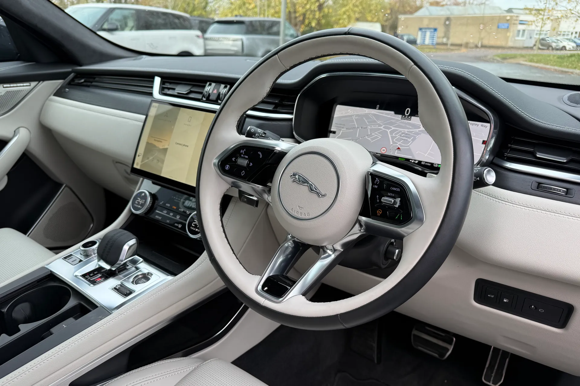 Jaguar F-PACE thumbnail image number 30