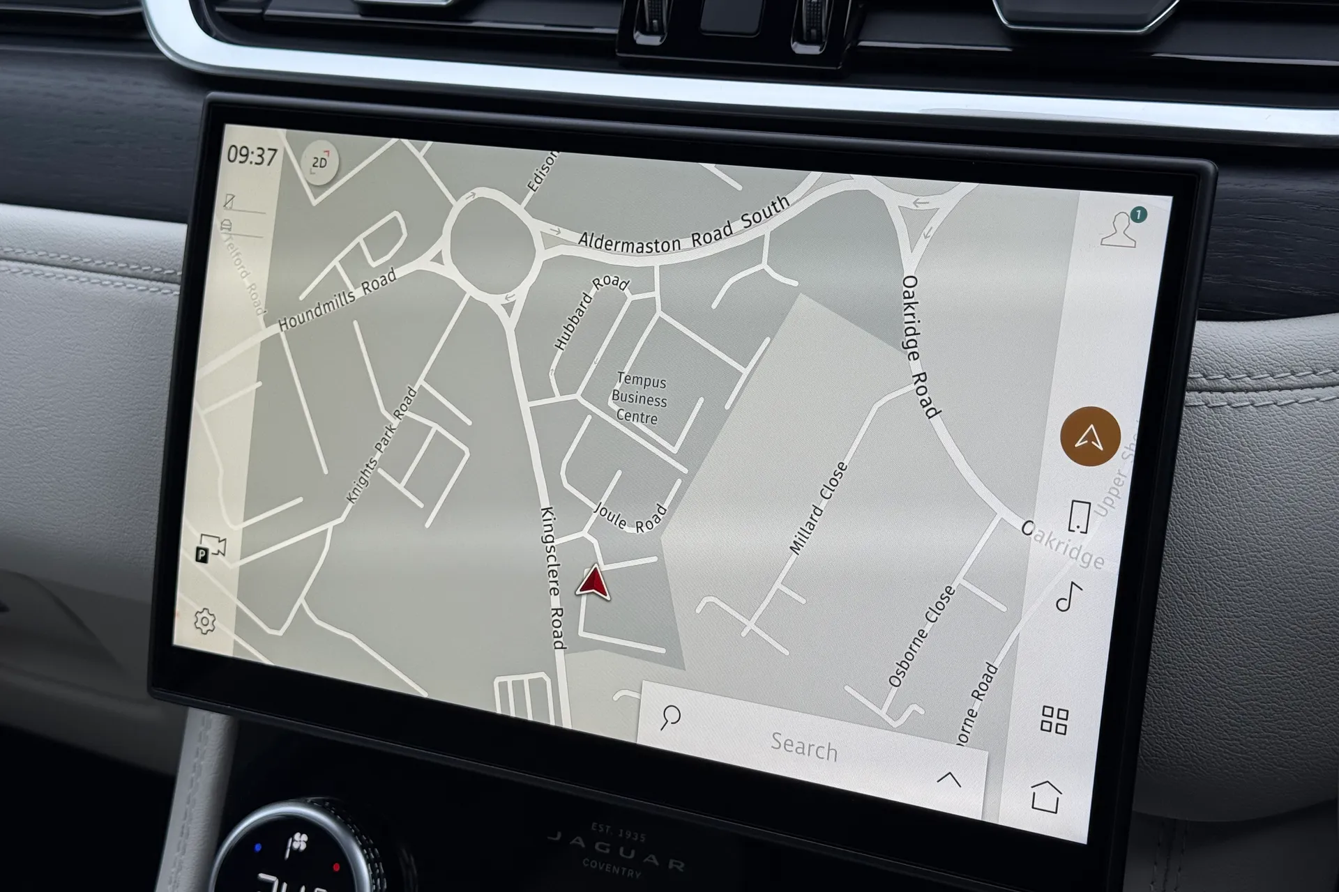 Jaguar F-PACE thumbnail image number 28