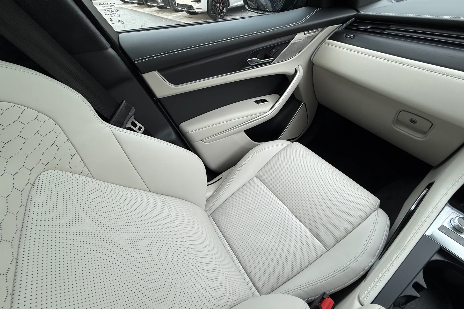 Jaguar F-PACE thumbnail image number 11