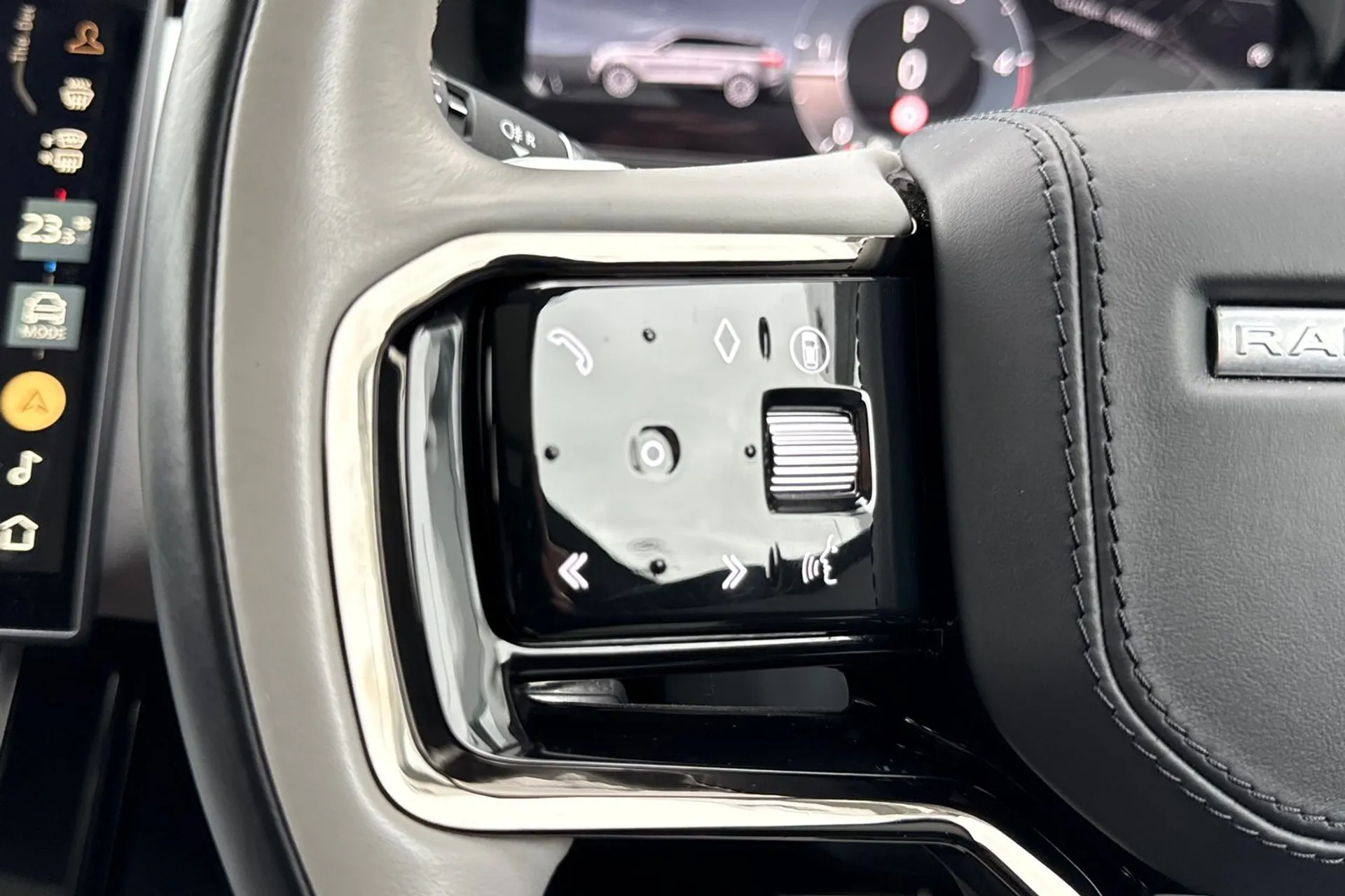 LAND ROVER RANGE ROVER VELAR thumbnail image number 37