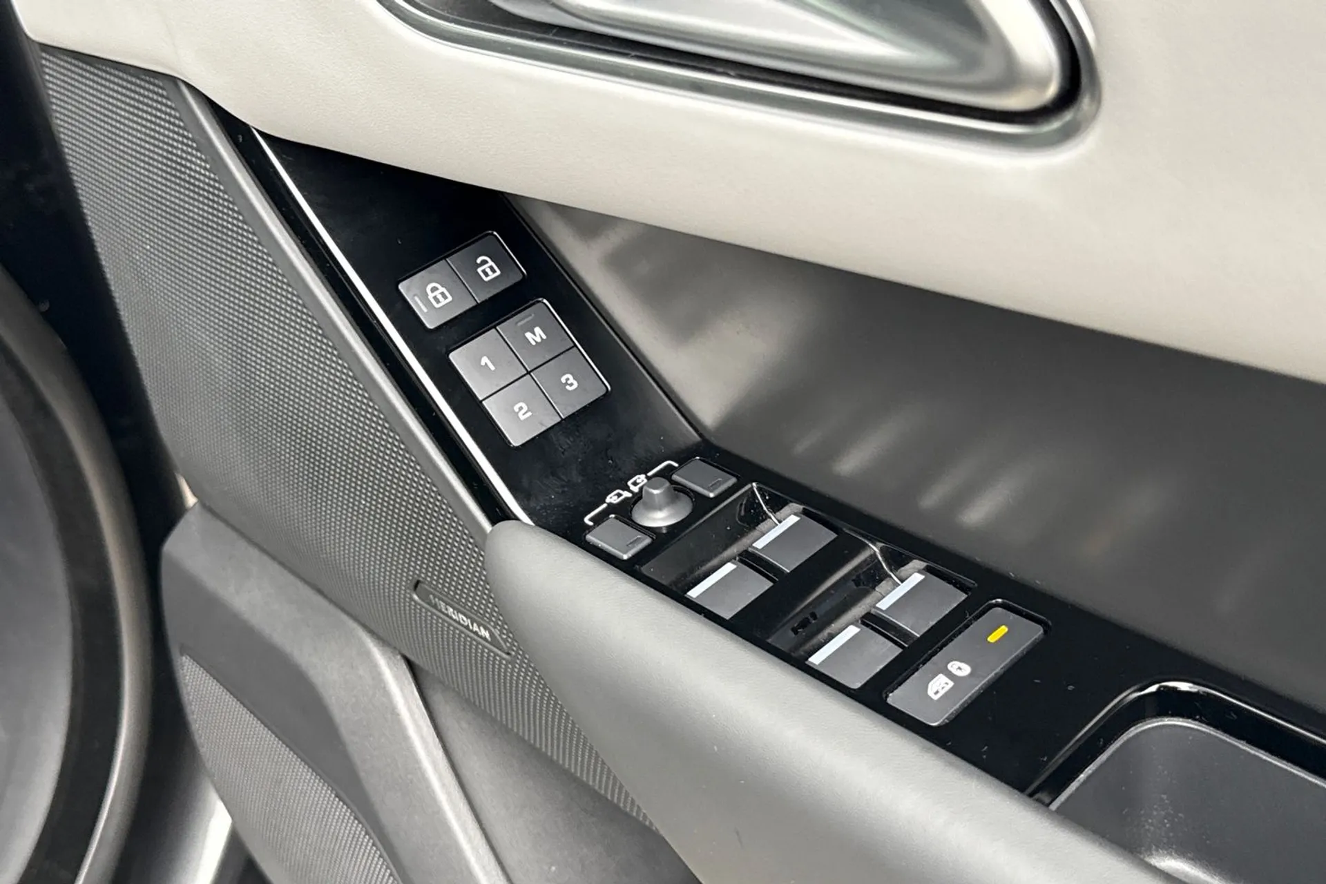 LAND ROVER RANGE ROVER VELAR thumbnail image number 26