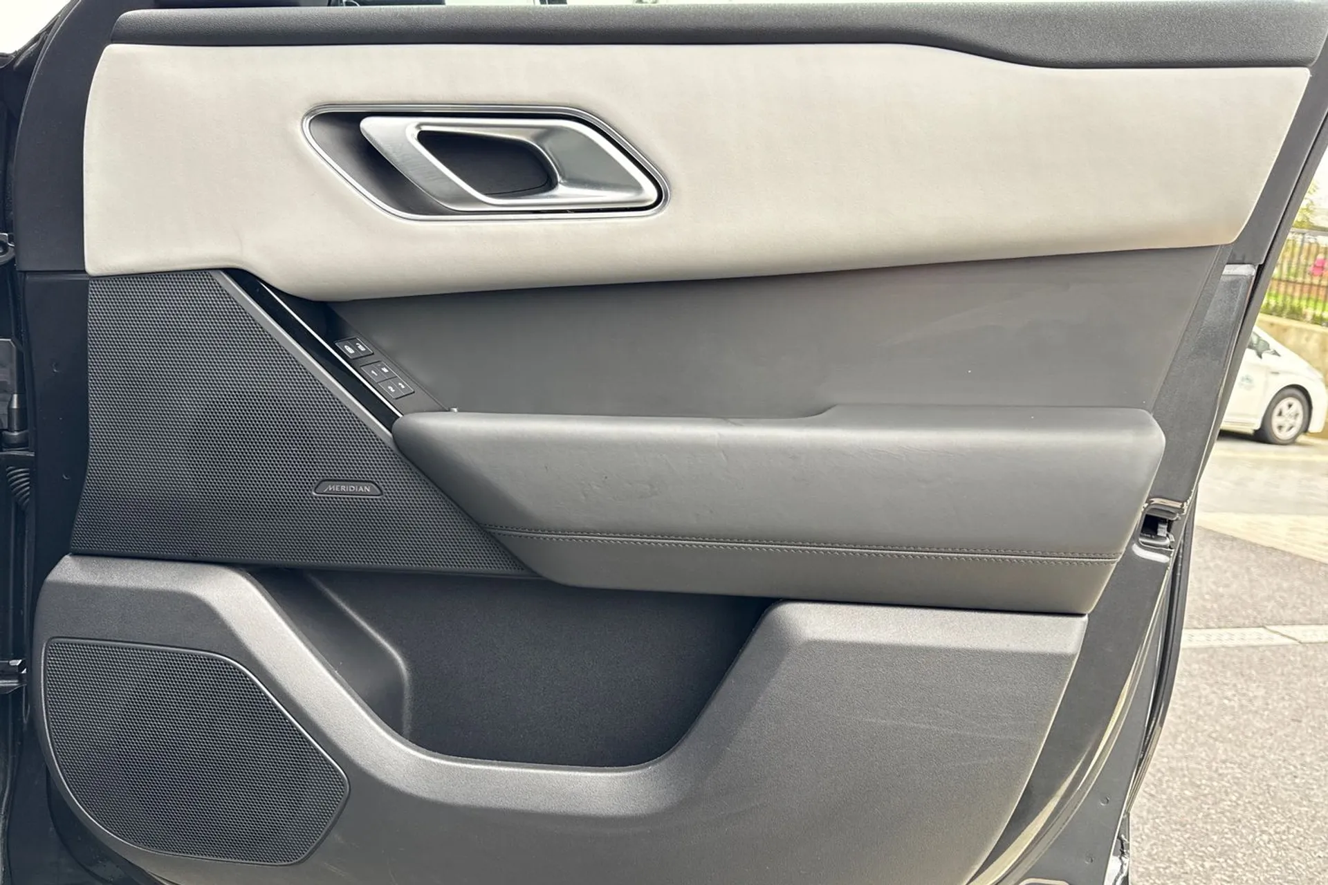 LAND ROVER RANGE ROVER VELAR thumbnail image number 27