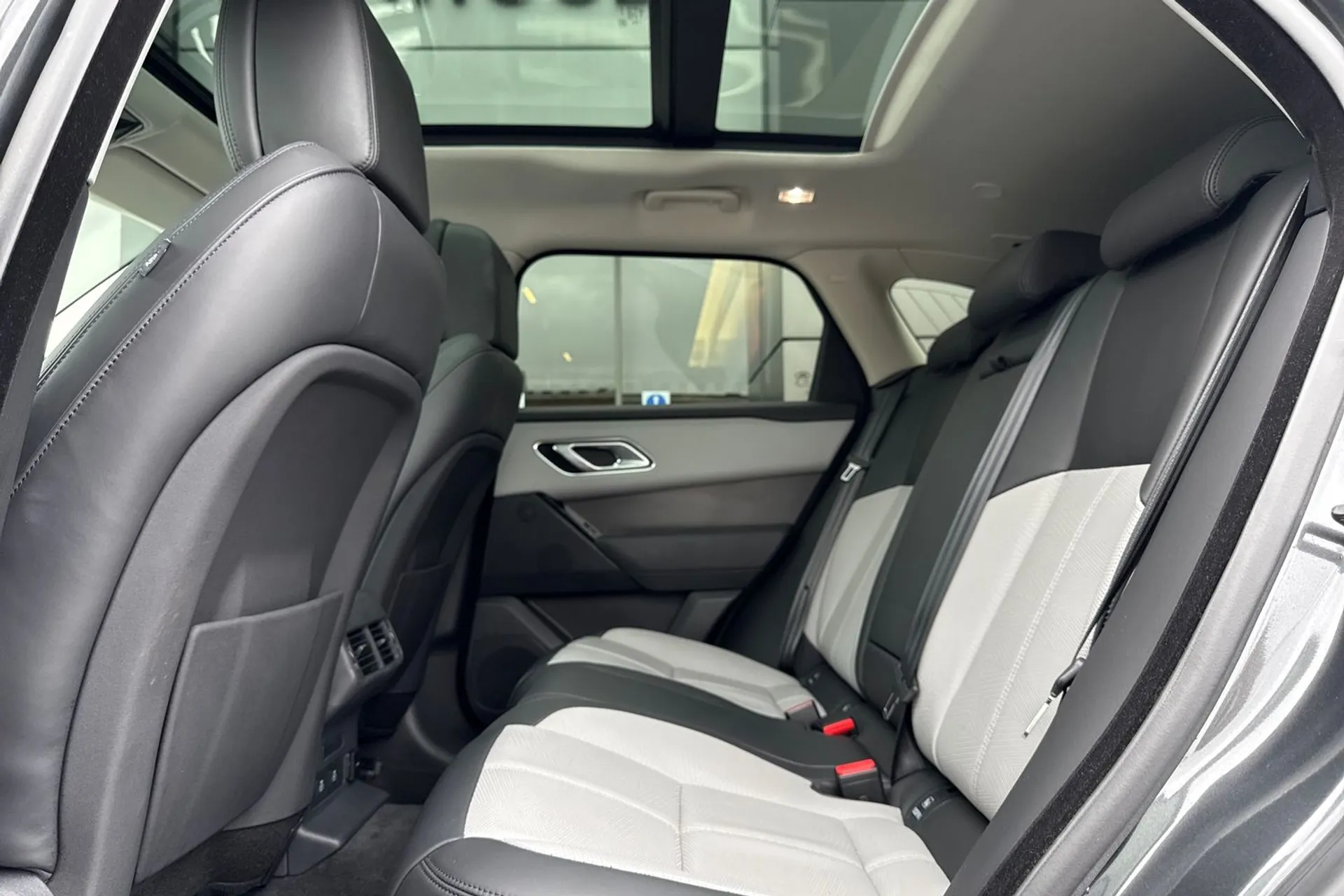 LAND ROVER RANGE ROVER VELAR thumbnail image number 56