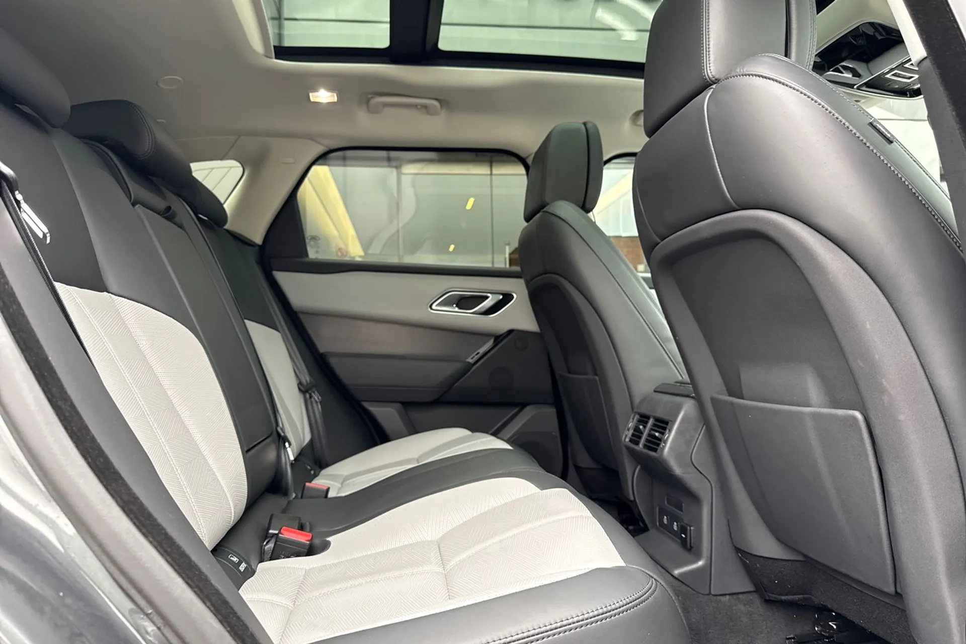 LAND ROVER RANGE ROVER VELAR thumbnail image number 45