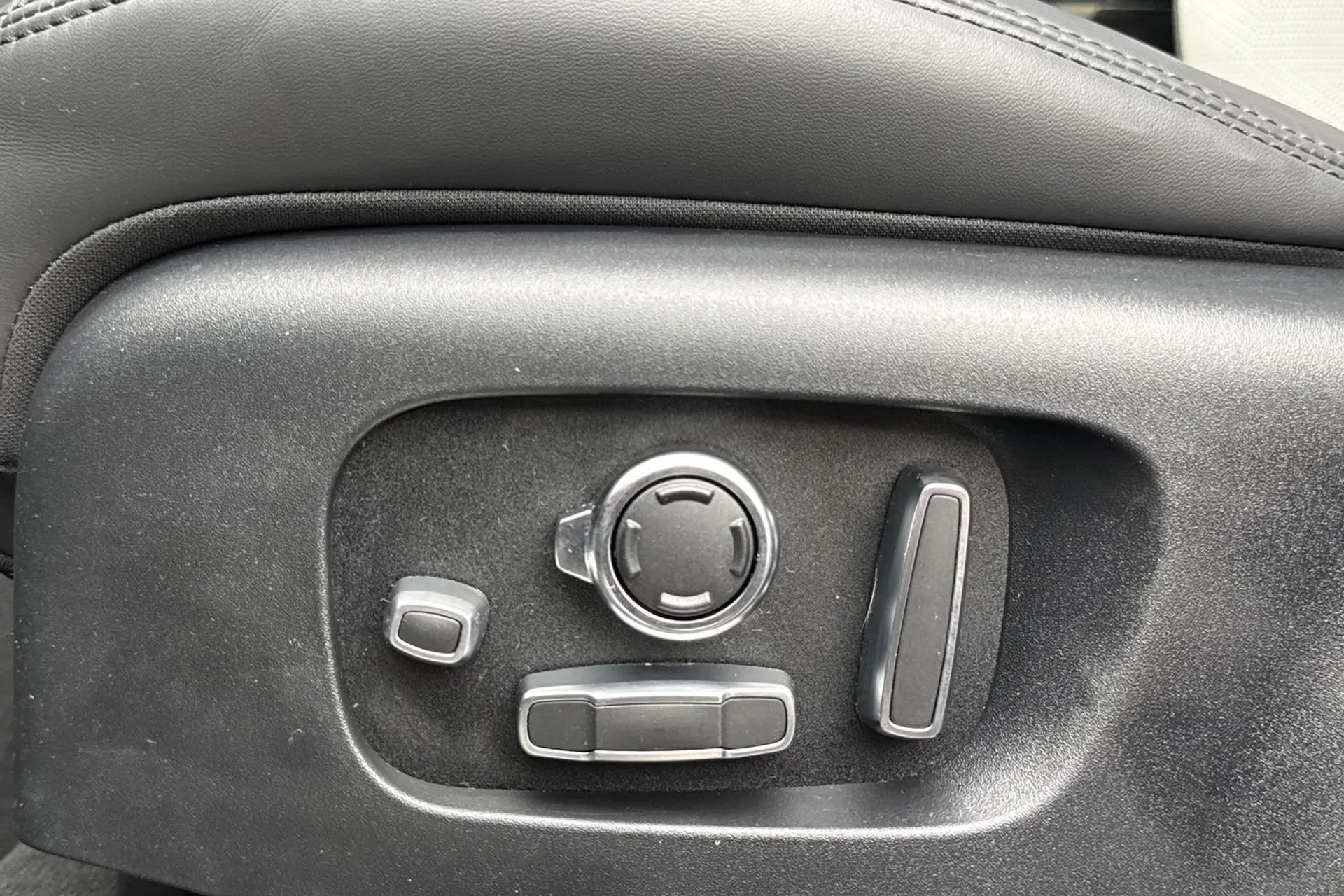 LAND ROVER RANGE ROVER VELAR thumbnail image number 55