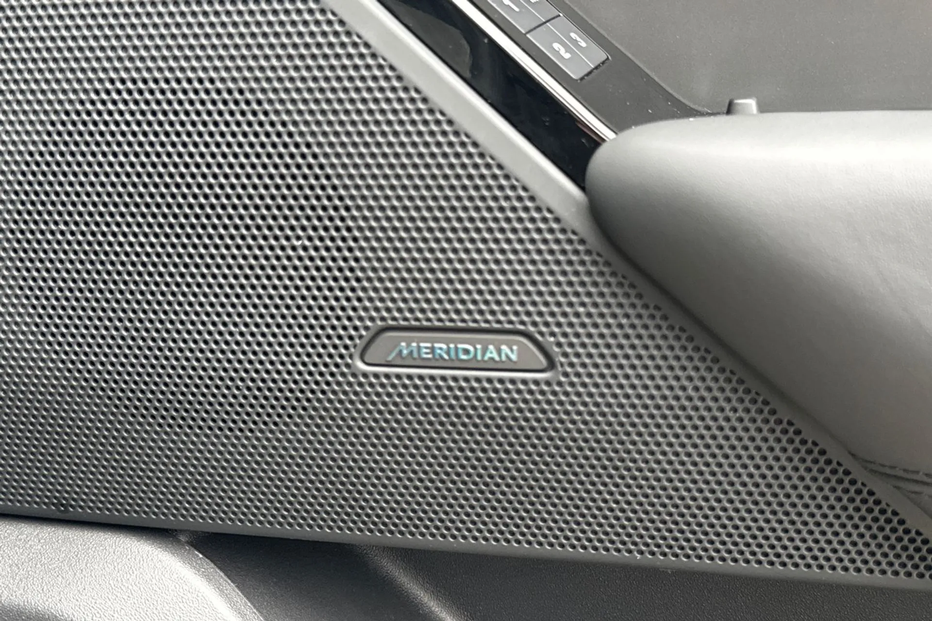 LAND ROVER RANGE ROVER VELAR thumbnail image number 28