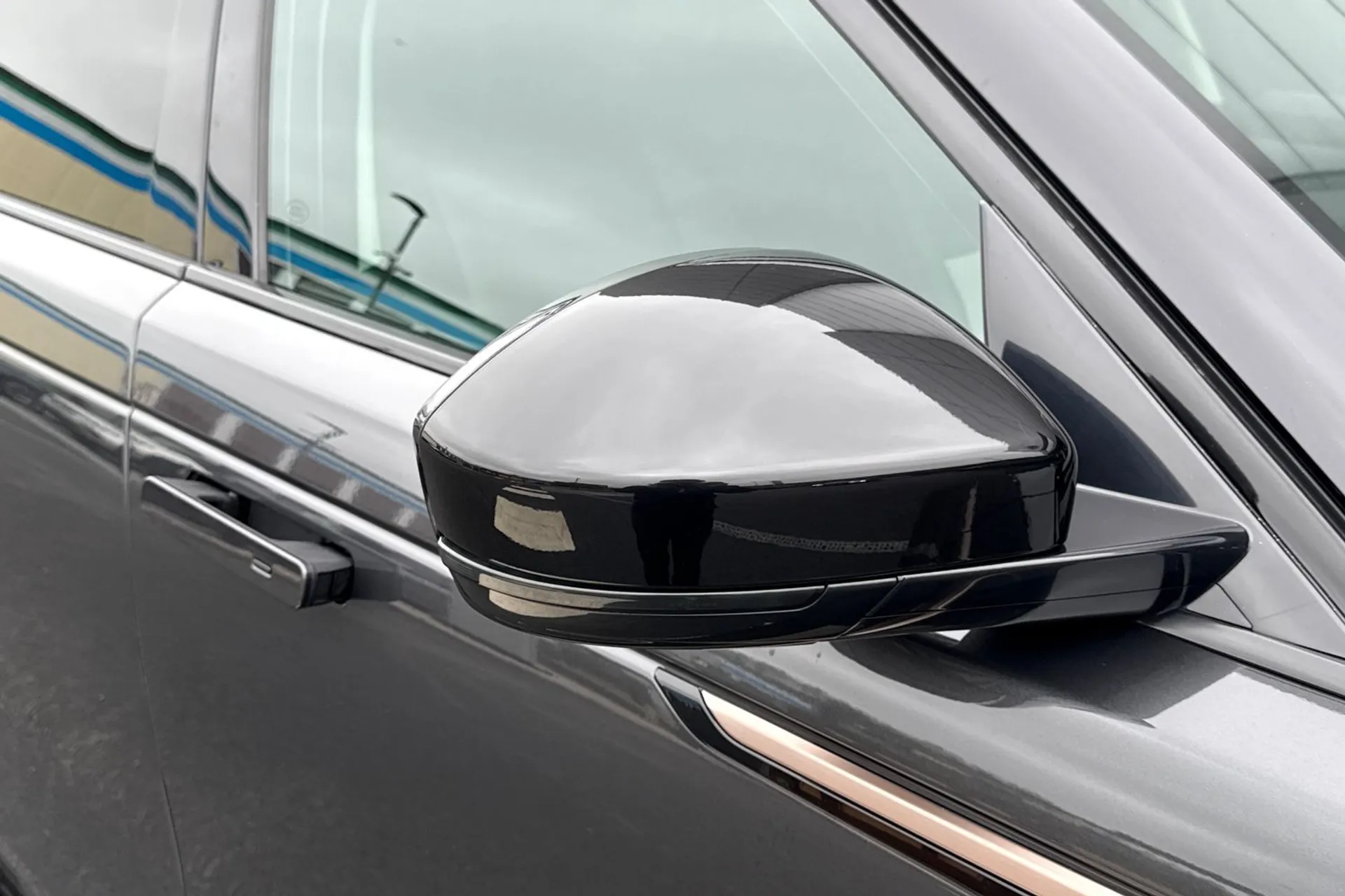 LAND ROVER RANGE ROVER VELAR thumbnail image number 32