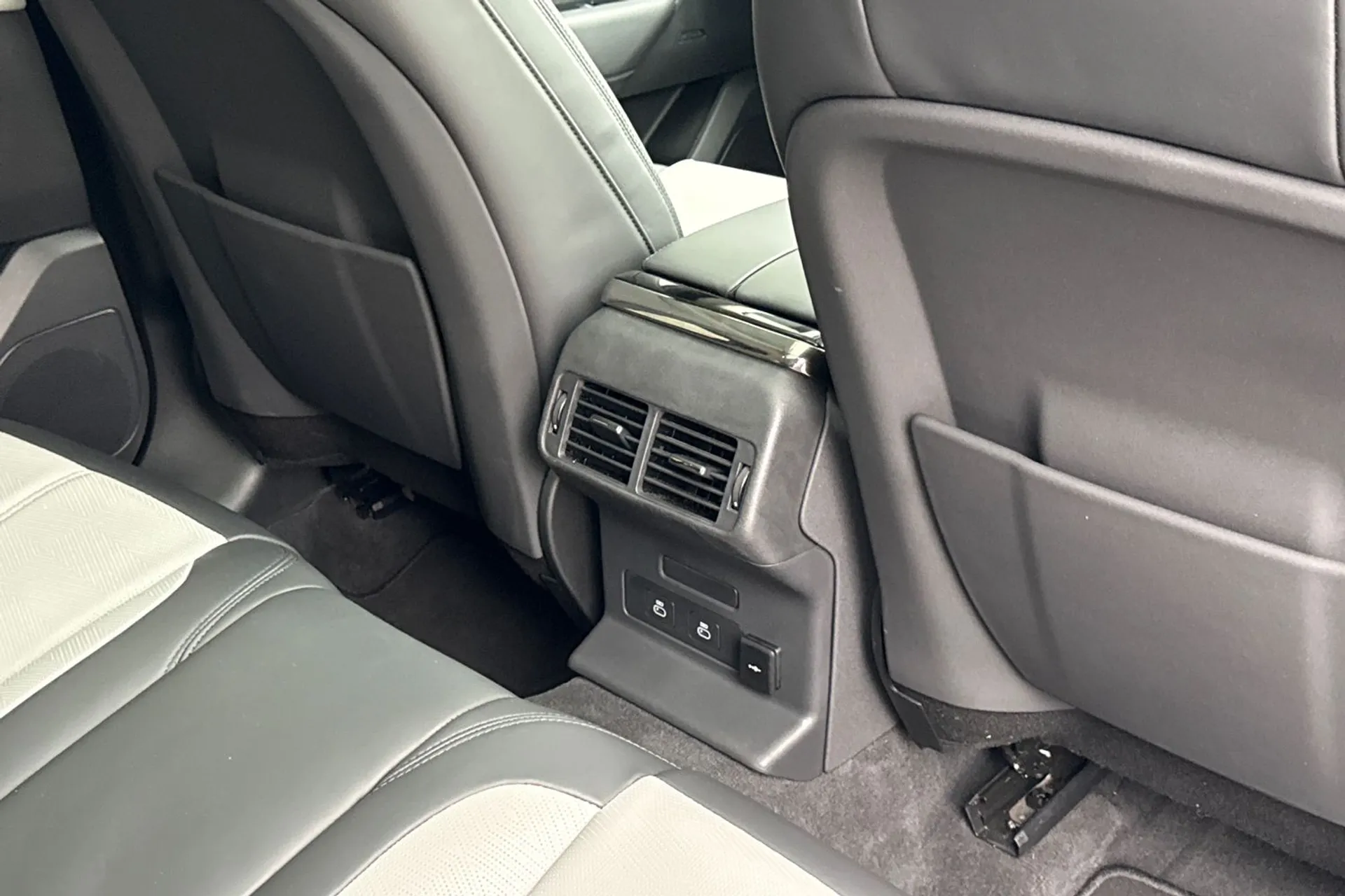 LAND ROVER RANGE ROVER VELAR thumbnail image number 47