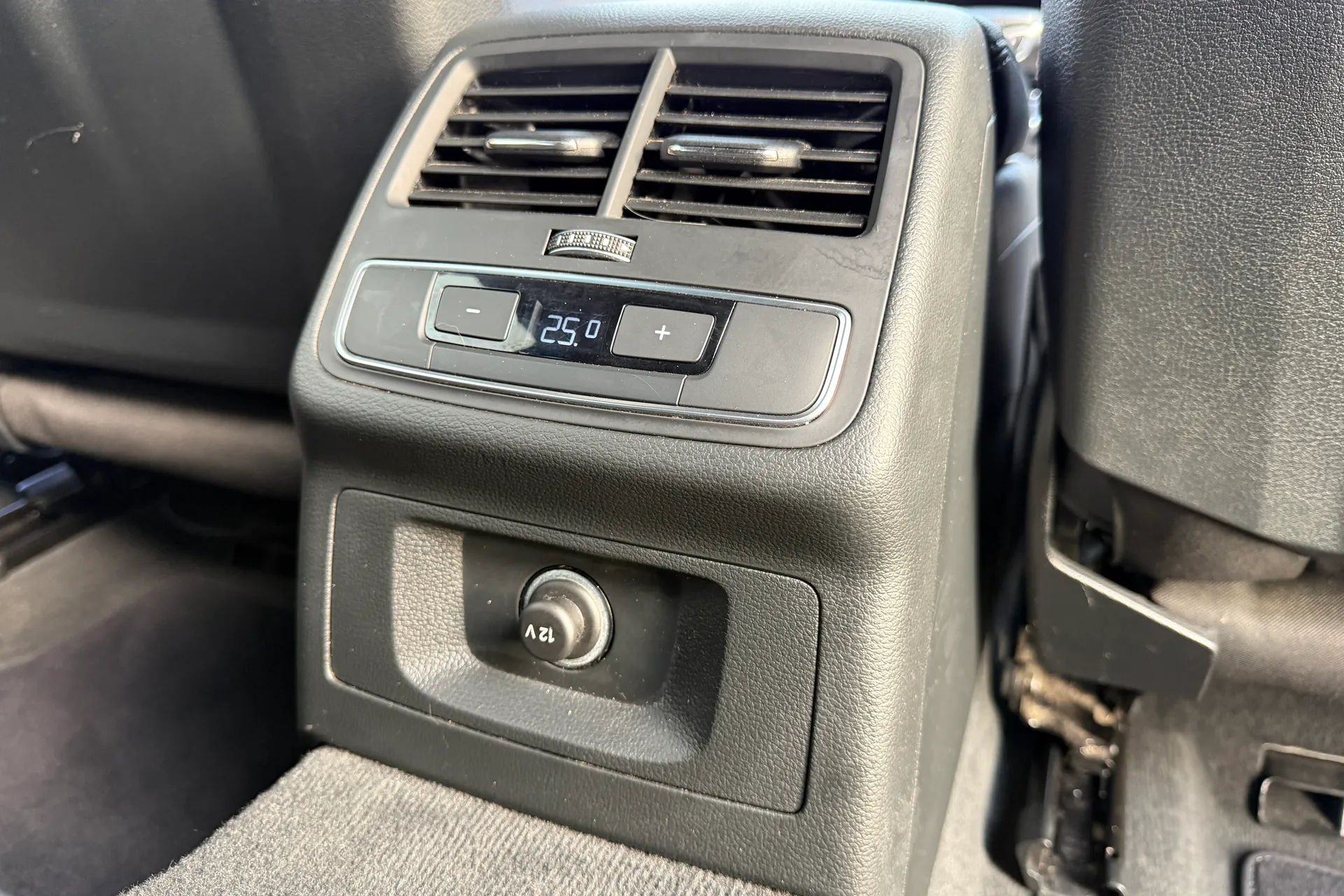 Audi A4 thumbnail image number 44