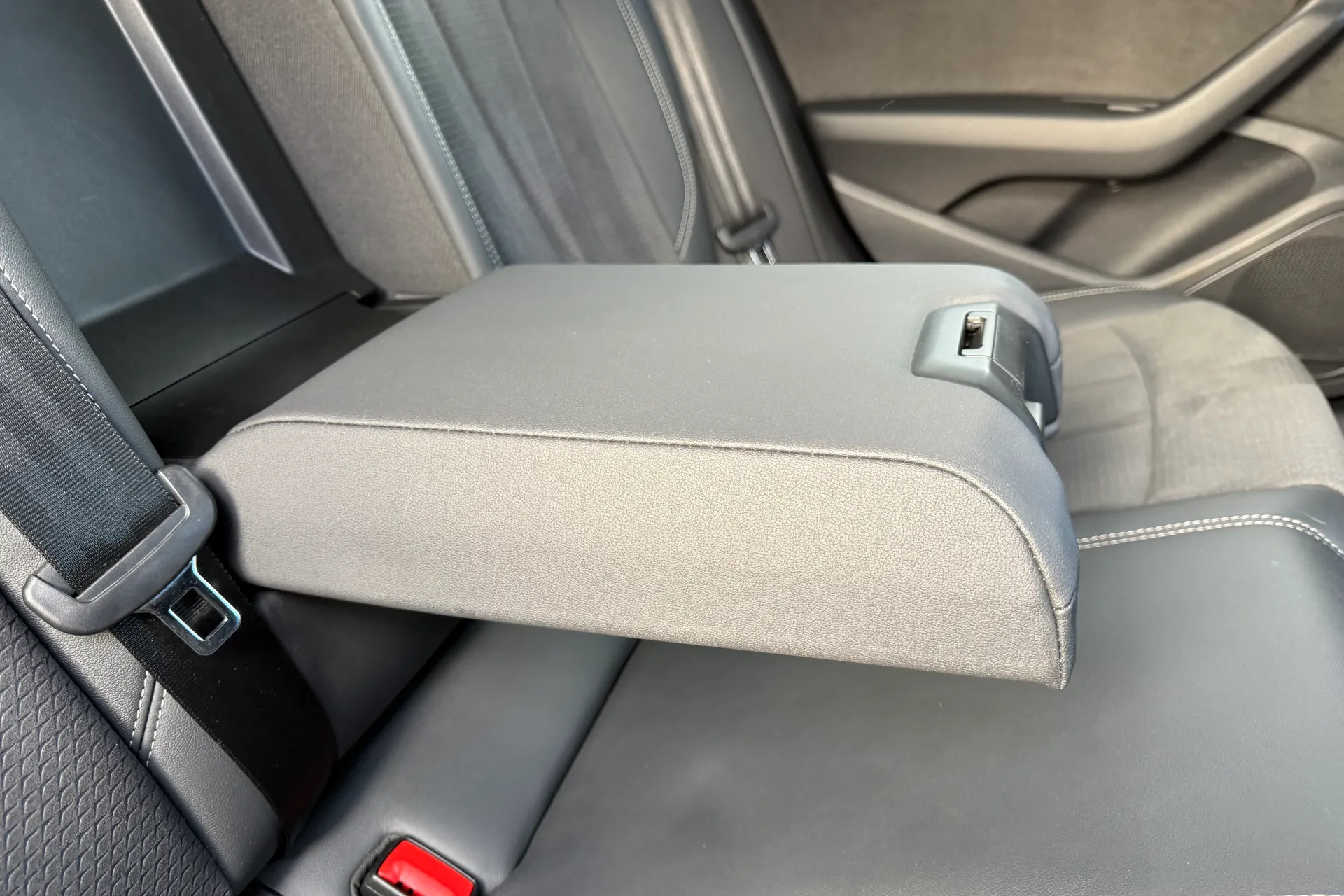 Audi A4 thumbnail image number 42