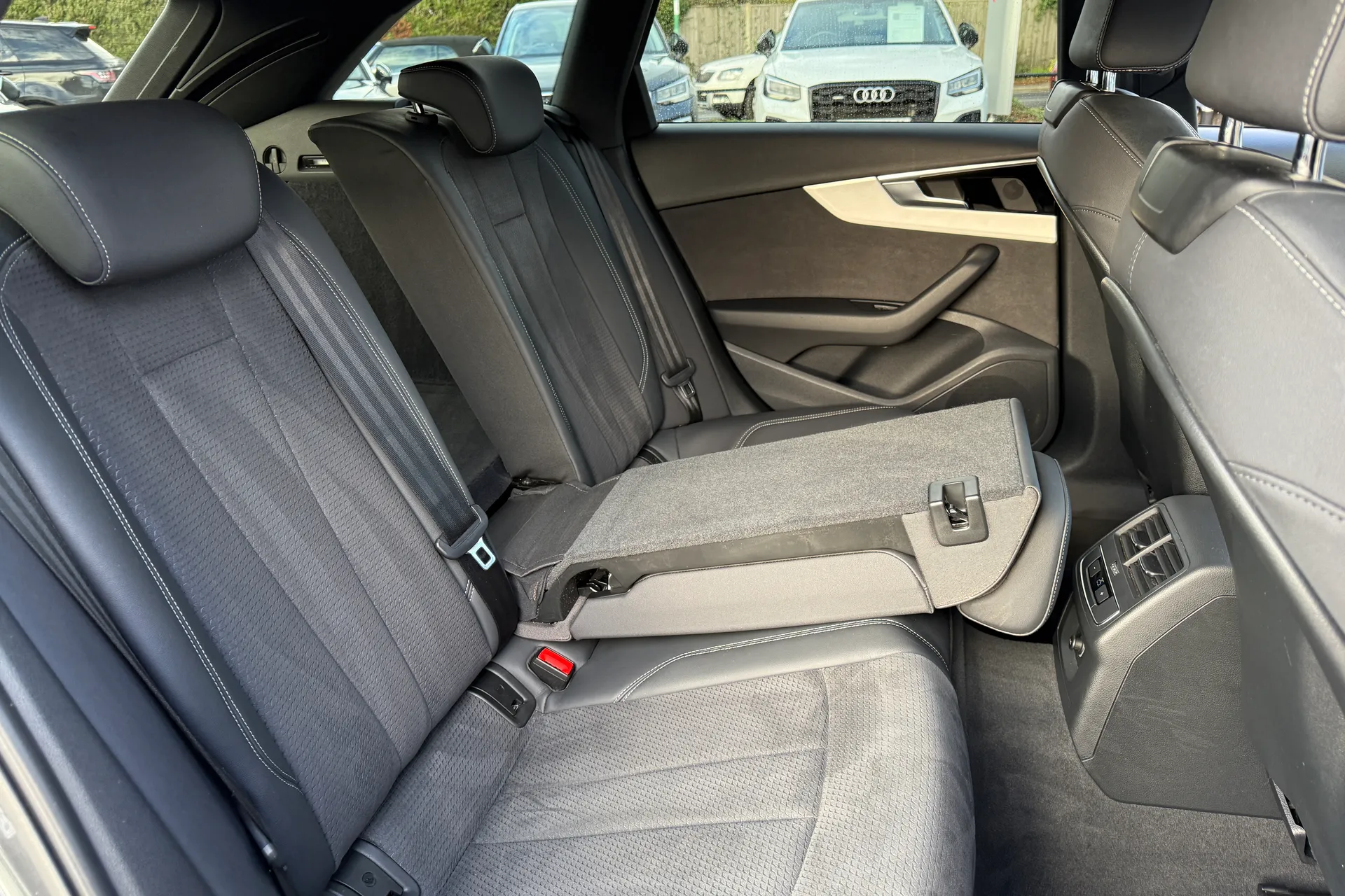 Audi A4 thumbnail image number 43