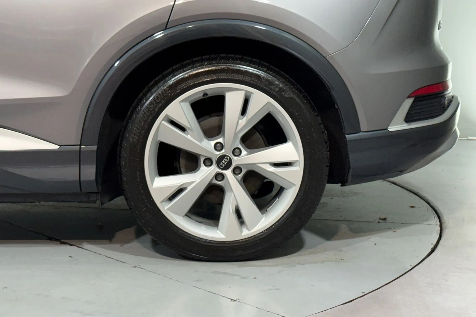 Audi Q4 thumbnail image number 12