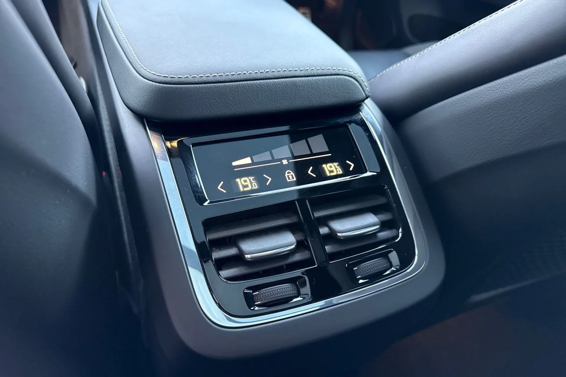 Volvo XC60 thumbnail image number 32