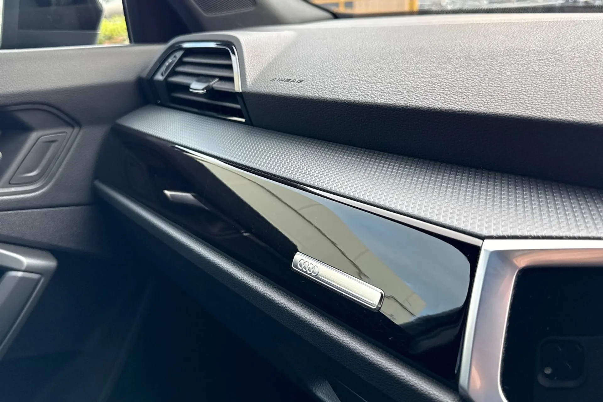 Audi Q3 thumbnail image number 28