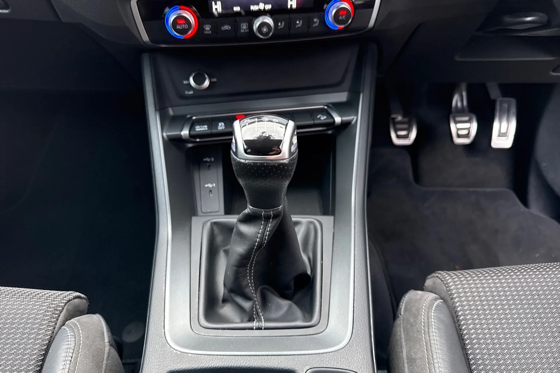 Audi Q3 thumbnail image number 40