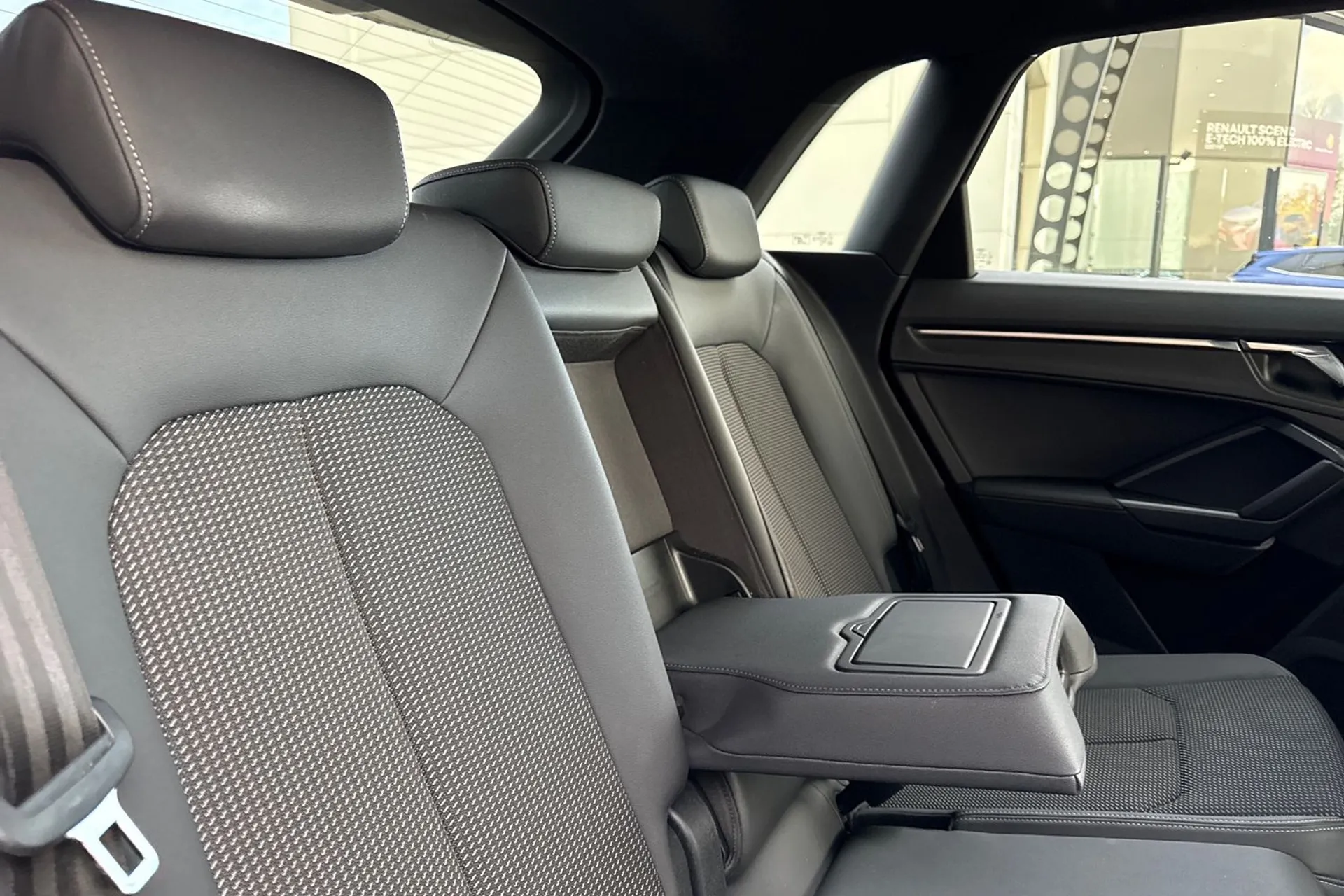 Audi Q3 thumbnail image number 23